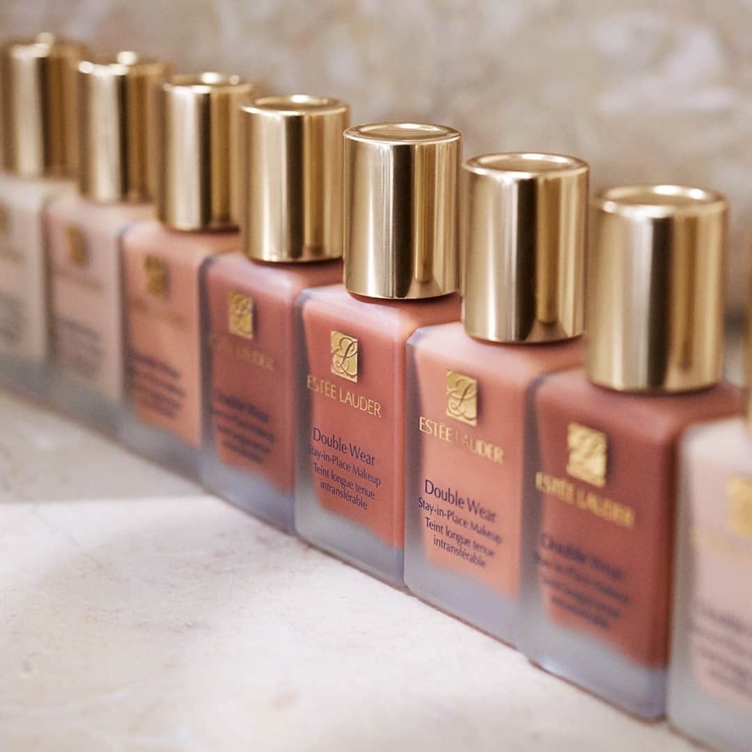エスティローダーさんのインスタグラム写真 - (エスティローダーInstagram)「Apply it once & don't think twice 😉 There are so many reasons to love #DoubleWear Stay-in-Place makeup.💛  ✨24-hour long wear ✨Mask-friendly (it's transfer, sweat & humidity-resistant) ✨Controls oil and doesn’t clog pores ✨Dermatologist tested and non-acnegenic  Do you already #WearConfidence with #DoubleWear? Leave a comment below with your shade!」10月22日 22時00分 - esteelauder