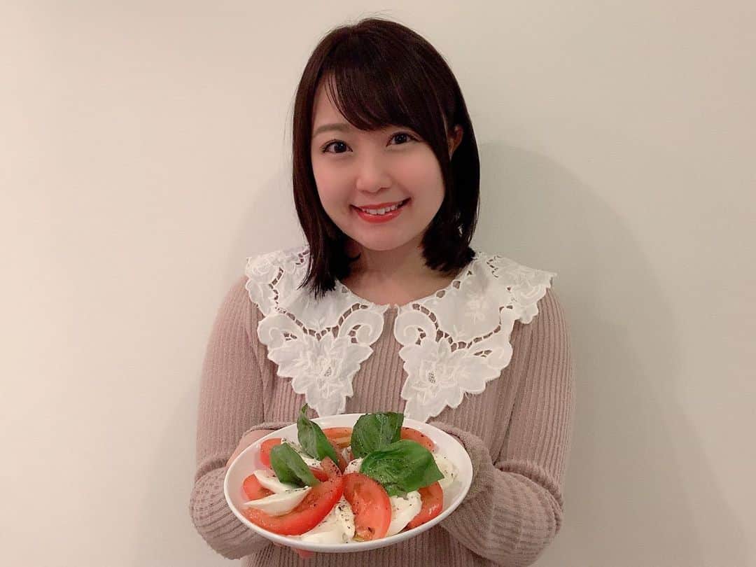 のインスタグラム：「バジルの葉を買ったら絶対にやると決めて3ヶ月ほど買い忘れ続けていたのですが、やっと！カプレーゼを作りましたーっ🍅💕💕カプレーゼってなんでこんなに美味しいんだろう🥰トマトとモッツァレラチーズとバジルを盛り付けてオリーブオイルとブラックペーパーかけるだけなのにお店のものと同じようなものになってくれるしオシャレで大好きです💓一人では1日で食べきれなかったので誰かと食べたいです🙂✨✨✨ . . . . . #おうち時間 #stayhome #おうちごはん #自炊 #ごはん記録 #instafood #簡単ごはん #おつまみ #カプレーゼ #トマト #モッツァレラチーズ #トマトとモッツァレラのカプレーゼ #サラダ #アラサー女子 #丸顔 #ボブ #ぷに子 #ぽっちゃり #photooftheday #JAPAN #japanesegirl #avex #avexmanagement #instagood #followme #シマリカご飯 #しまりか手乗りごはん #ricashima #嶋梨夏」