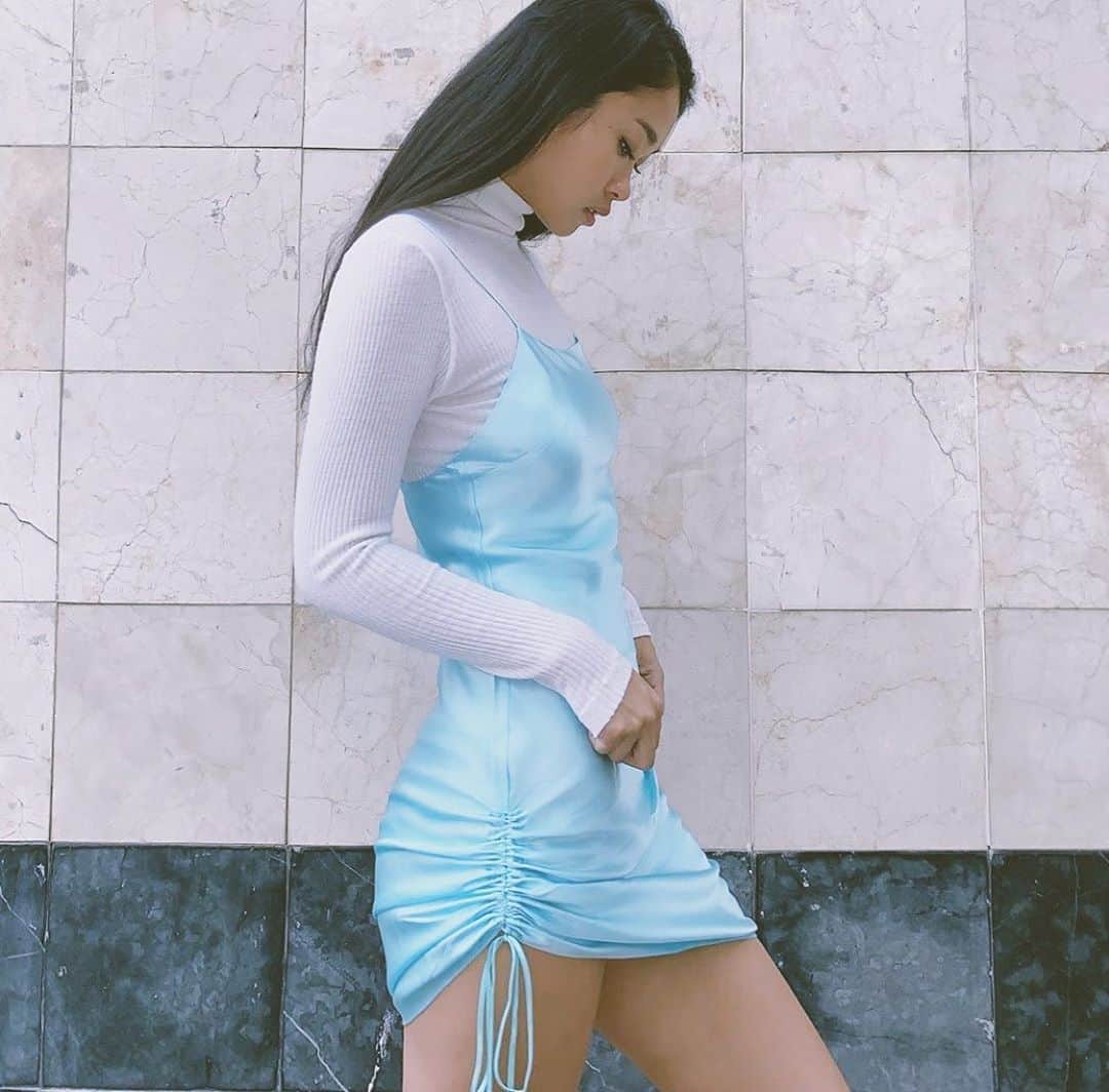 ダニジョーのインスタグラム：「Transitional layering 🦋☁️ @mimizow in our Ocean Ruched Mini #dannijogirls」