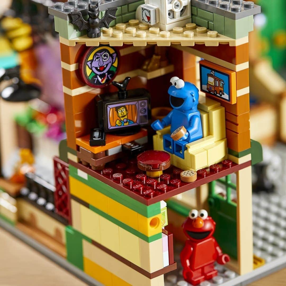 LEGOさんのインスタグラム写真 - (LEGOInstagram)「It’s building and moving day on 1, 2, 3 Sesame Street… 🏘️  #LEGO #SesameStreet #CookieMonster #LEGOIdeas」10月22日 22時00分 - lego