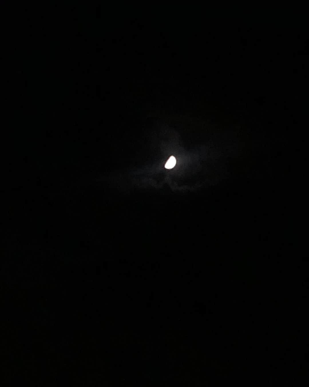中野みやびさんのインスタグラム写真 - (中野みやびInstagram)「つき  #夜 #night #暗い #闇 #moon #月 #綺麗 #自然 #美 #wawawa #みやび」10月22日 21時53分 - n_miyabi0123