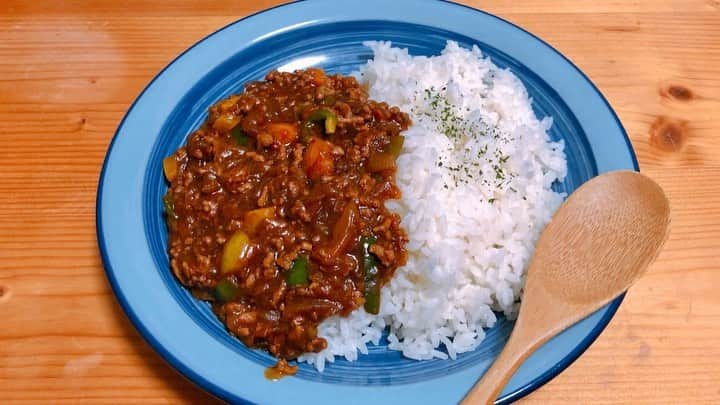 石井脩平のインスタグラム：「🍛 ここ最近の石井は キーマカレー作って… リズムネタ作って… を繰り返す毎日です。 　 　 💁🏻‍♀️ 10/29(木) ペペロペBURGERS × ザ・プレジデント 【リズムネタ総選挙】 是非＆是非 　 　 #マイブーム #キーマカレー #curry #🍛 　 なんやったら普通のカレーよりチャチャッと出来るやん。 毎日作ってもええぐらいやん。 言うてます。 　 #玉ねぎ炒めてる時の匂い #いくつになってもたまらんよね #最近は彩りも気にして色んな野菜入れ始めた 　 　 #パプリカ #トマト #ピーマン #ピーマン大統領 #結局ピーマンやないか 　 #白ご飯にパセリ振らんでええねん #ええカッコすな #そのうちゆで卵カットしたやつ乗せる気やん 　 　 #リズムネタ大統領 #10月29日 #mugendaidome #zehiandzehi 　 　 　 10/24(土) 11:00 ◉short show◉ ＠ﾖｼﾓﾄ∞ﾄﾞｰﾑⅠ ﾊﾌﾞｻｰﾋﾞｽ／けんじる／ですよ。／ｱｲﾊﾟｰ滝沢／DH億／GO！皆川／ｲﾁｷｯﾌﾟﾘﾝ／夫婦のじかん／ｼﾏｯｼｭﾚｺｰﾄﾞ／ﾀﾓﾝｽﾞ／佐助／ｼﾞｭｴﾘｰ詩織／ｶｹﾞﾔﾏ／ｻﾞ･ﾌﾟﾚｼﾞﾃﾞﾝﾄ／あいすけ／TOKU／ちゃらん婆／ﾊﾞﾋﾞﾛﾝ／ｽﾊﾟｲｼｰ坊や／ｸﾞﾘﾌｫﾝ國松／ｹﾞﾗｹﾞﾗ星人／新橋亭しょうゆ／2人のﾄｲﾎﾞｯｸｽ／ｳｷｳｷゆうきっ！／ｴﾝﾄﾞｳｺｳｷ／ごくいちぶ／おばあちゃん／ｷﾝﾎﾞｼ／THIS IS ﾊﾟﾝ 　 　 10/26(月) 19:00 ◉笑ってムゲンダイ！◉ ＠ﾖｼﾓﾄ∞ﾎｰﾙ ﾄｯﾄ／相席ｽﾀｰﾄ／ｲﾝﾃﾞｨｱﾝｽ／ﾗﾌﾚｸﾗﾝ／ﾗﾝﾊﾟﾝﾌﾟｽ／ﾏﾁﾙﾀﾞ／ｻﾞ･ﾌﾟﾚｼﾞﾃﾞﾝﾄ  　 　 10/27(火) 17:00 ◉ゴジネタ◉ ＠ﾖｼﾓﾄ∞ﾄﾞｰﾑⅠ TEAM BANANA／ｼﾞｭｴﾘｰ志織／てのりﾀｲｶﾞｰ／ｻﾞ･ﾌﾟﾚｼﾞﾃﾞﾝﾄ／ﾊﾟﾌﾟﾘｶ／ｽｶｲｻｰｷｯﾄ／ﾋﾟｰﾁｸ坂46／ﾄﾘﾃﾝ／ｽｰﾊﾟｰﾄﾏﾄ 　 　 10/29(木) 19:00 ◉リズムネタ総選挙◉ ＠ﾖｼﾓﾄ∞ﾄﾞｰﾑⅠ ﾋﾟｽﾀﾁｵ 伊地知／ﾀﾞｲﾔﾓﾝﾄﾞ 野澤／ﾌｨｰﾊﾞｰゆうじろう／ｻﾞ･ﾌﾟﾚｼﾞﾃﾞﾝﾄ 　 　 11/8(日) 12:00 ◉お笑いジェイソンズ◉ ＠ﾖｼﾓﾄ∞ﾎｰﾙ ｱｲﾛﾝﾍｯﾄﾞ／ｻﾞ･ﾌﾟﾚｼﾞﾃﾞﾝﾄ／TEAM BANANA／ﾋﾟｽﾀﾁｵ／ﾌｨｰﾊﾞｰゆうじろう／ﾎﾞｰｲﾌﾚﾝﾄﾞ 　 　 　 #結局告知するんかい #サブリミナル告知動画 #オンラインチケットも絶賛発売中」