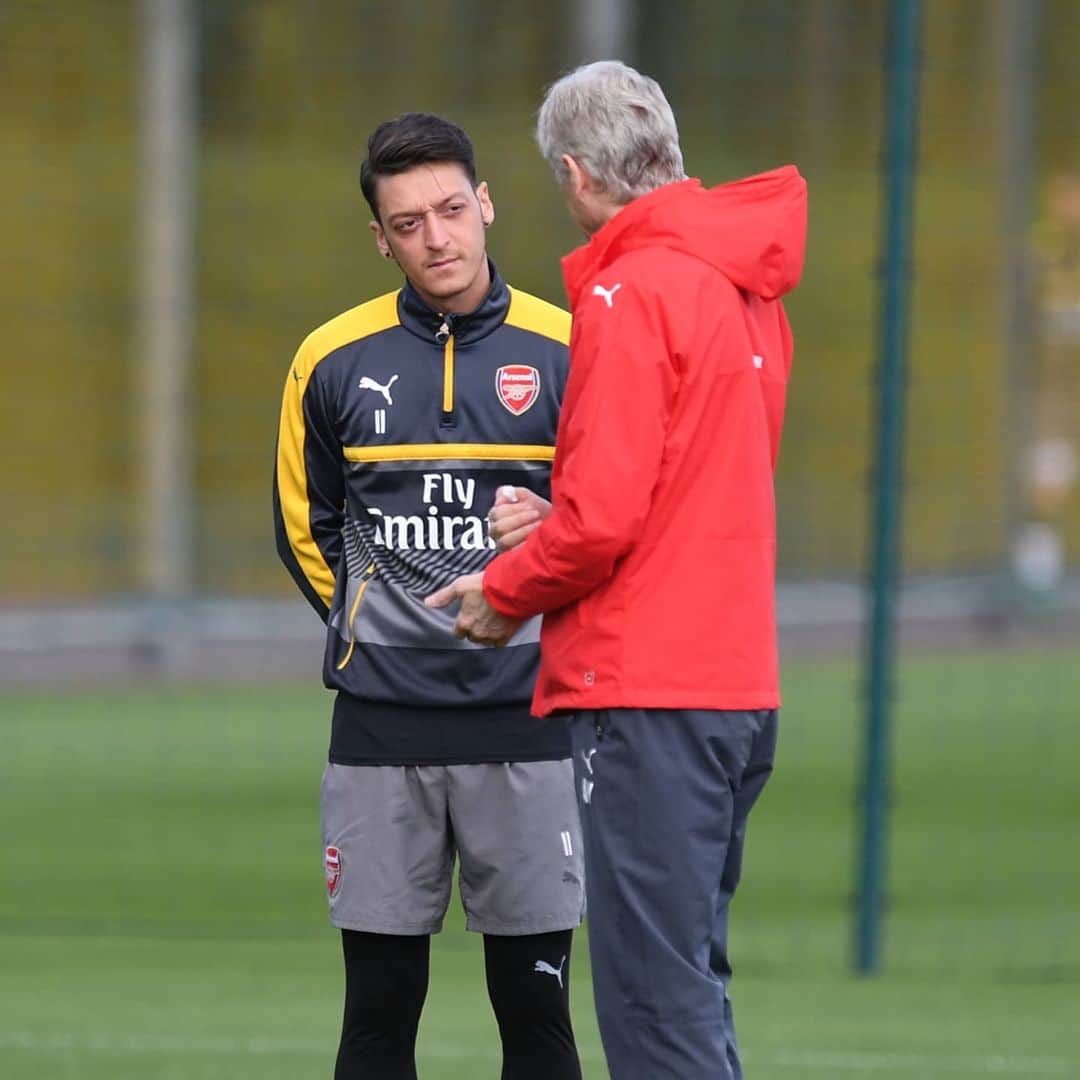 メスト・エジルさんのインスタグラム写真 - (メスト・エジルInstagram)「Happy Birthday, Boss! 🎁🎈 Thanks for all your trust and support you've given me from my 1st until your last day @Arsenal FC. Without a doubt one of the greatest managers in the Premier League history - always respectful, fair & honest. Wishing you all the best! 🏆🙏🏼 #M1Ö #ArseneWenger #YaGunnersYa」10月22日 22時08分 - m10_official