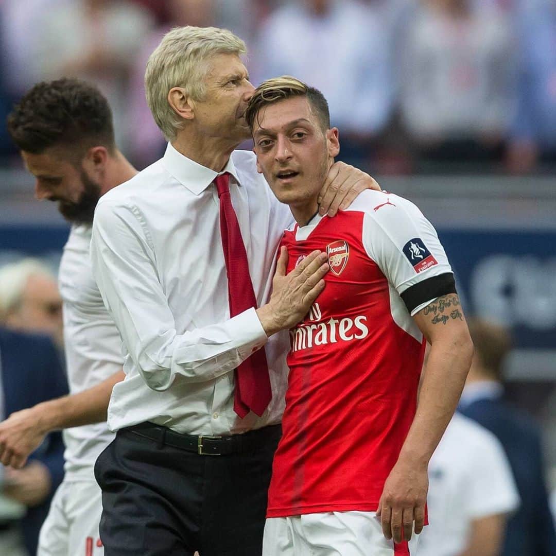 メスト・エジルさんのインスタグラム写真 - (メスト・エジルInstagram)「Happy Birthday, Boss! 🎁🎈 Thanks for all your trust and support you've given me from my 1st until your last day @Arsenal FC. Without a doubt one of the greatest managers in the Premier League history - always respectful, fair & honest. Wishing you all the best! 🏆🙏🏼 #M1Ö #ArseneWenger #YaGunnersYa」10月22日 22時08分 - m10_official
