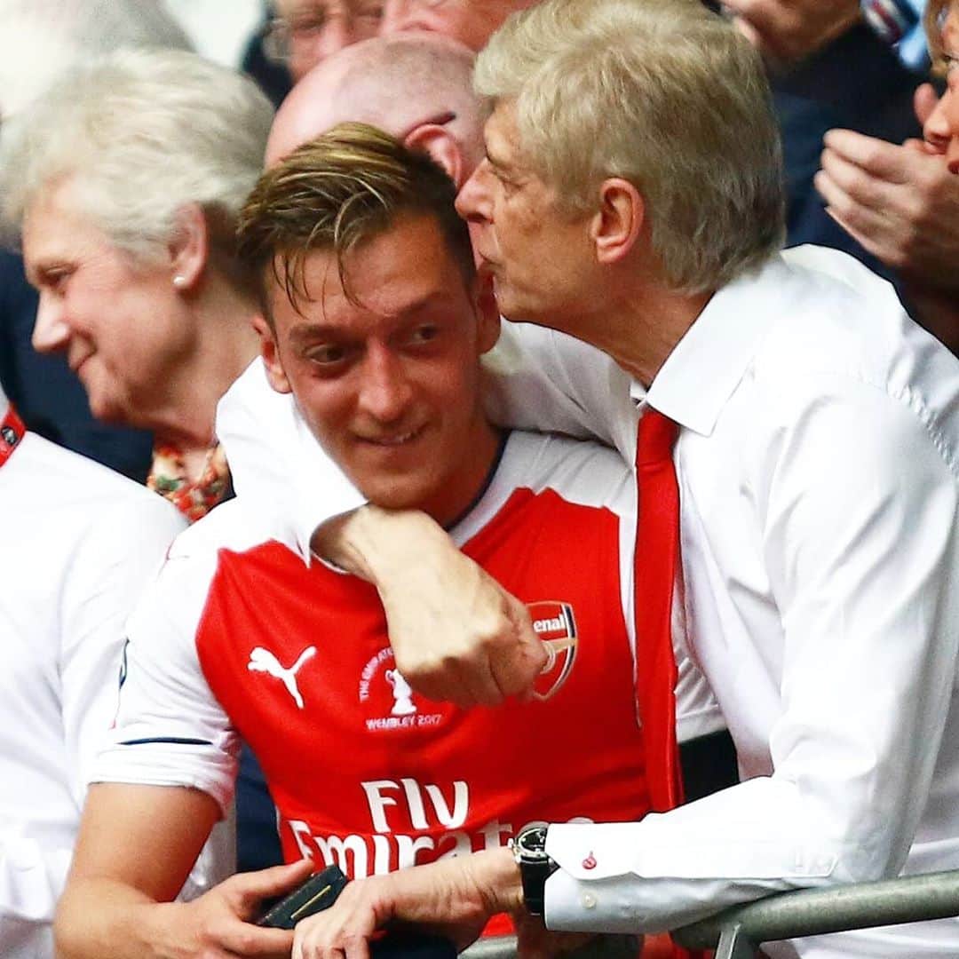 メスト・エジルさんのインスタグラム写真 - (メスト・エジルInstagram)「Happy Birthday, Boss! 🎁🎈 Thanks for all your trust and support you've given me from my 1st until your last day @Arsenal FC. Without a doubt one of the greatest managers in the Premier League history - always respectful, fair & honest. Wishing you all the best! 🏆🙏🏼 #M1Ö #ArseneWenger #YaGunnersYa」10月22日 22時08分 - m10_official