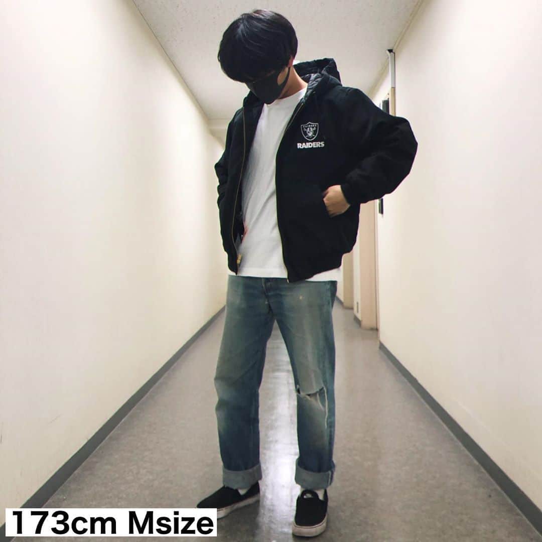 セレクションスタッフさんのインスタグラム写真 - (セレクションスタッフInstagram)「.﻿ レイダースの厚手アウター❤️﻿ ﻿ 手に持った感じずしっとした感じでなかなか厚手でボリュームあるので着たら重たいかな？って思ったのですが﻿ 着てみてびっくりぽん😳﻿ 重さ感じないじゃん〜🤟ってなりました！！﻿ ﻿ 中に着る物次第では真冬も全然戦えそうな一枚です！💪🔥﻿ ﻿ サイズ感も大きすぎる事なく程よく余裕もありました！﻿重ね着しても苦しくない。 デザイン的にも王道シンプルタイプで飽きがこないタイプ！男性も女性も着れますよん💚﻿ ﻿ ﻿ #nfl #アメフト #アメフトが好きだ #ラムズ #レイダース #ラスベガスレイダース#スポーツウェア #スポーツコーデ #セレクション新宿 #セレクション大阪 #lasvegasraiders #フットボール #シュプリーム #supreme #アウター」10月22日 22時01分 - selection_headoffice