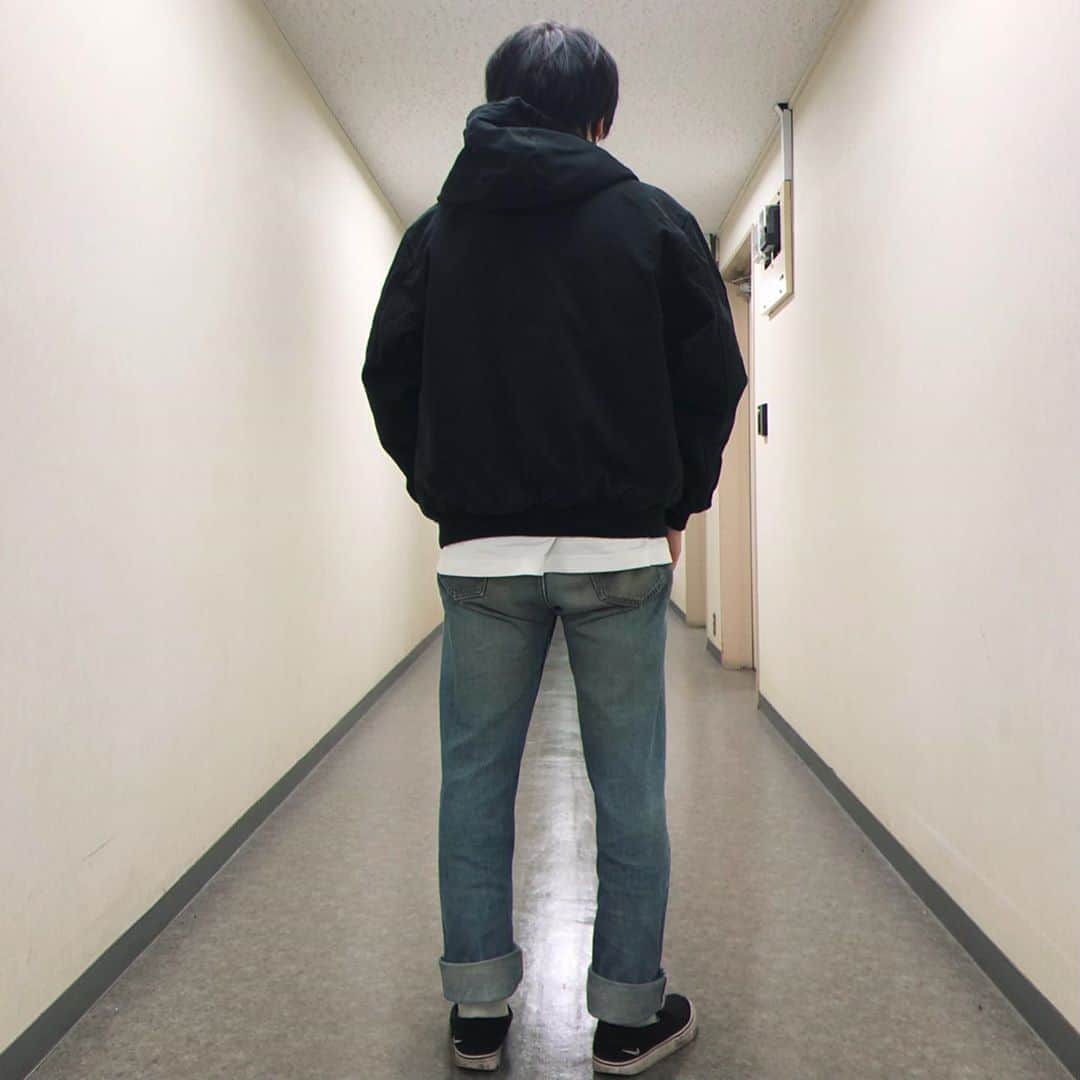 セレクションスタッフさんのインスタグラム写真 - (セレクションスタッフInstagram)「.﻿ レイダースの厚手アウター❤️﻿ ﻿ 手に持った感じずしっとした感じでなかなか厚手でボリュームあるので着たら重たいかな？って思ったのですが﻿ 着てみてびっくりぽん😳﻿ 重さ感じないじゃん〜🤟ってなりました！！﻿ ﻿ 中に着る物次第では真冬も全然戦えそうな一枚です！💪🔥﻿ ﻿ サイズ感も大きすぎる事なく程よく余裕もありました！﻿重ね着しても苦しくない。 デザイン的にも王道シンプルタイプで飽きがこないタイプ！男性も女性も着れますよん💚﻿ ﻿ ﻿ #nfl #アメフト #アメフトが好きだ #ラムズ #レイダース #ラスベガスレイダース#スポーツウェア #スポーツコーデ #セレクション新宿 #セレクション大阪 #lasvegasraiders #フットボール #シュプリーム #supreme #アウター」10月22日 22時01分 - selection_headoffice