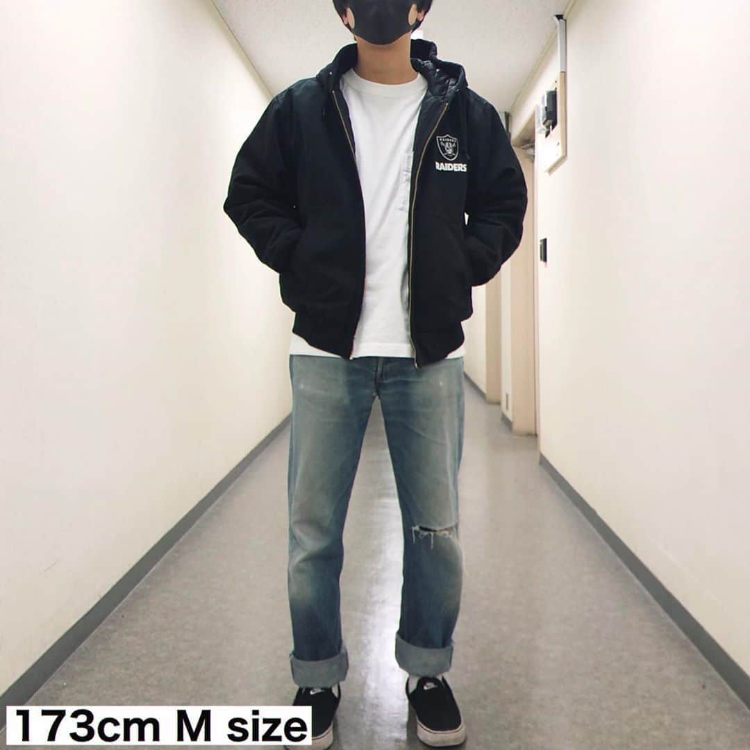セレクションスタッフさんのインスタグラム写真 - (セレクションスタッフInstagram)「.﻿ レイダースの厚手アウター❤️﻿ ﻿ 手に持った感じずしっとした感じでなかなか厚手でボリュームあるので着たら重たいかな？って思ったのですが﻿ 着てみてびっくりぽん😳﻿ 重さ感じないじゃん〜🤟ってなりました！！﻿ ﻿ 中に着る物次第では真冬も全然戦えそうな一枚です！💪🔥﻿ ﻿ サイズ感も大きすぎる事なく程よく余裕もありました！﻿重ね着しても苦しくない。 デザイン的にも王道シンプルタイプで飽きがこないタイプ！男性も女性も着れますよん💚﻿ ﻿ ﻿ #nfl #アメフト #アメフトが好きだ #ラムズ #レイダース #ラスベガスレイダース#スポーツウェア #スポーツコーデ #セレクション新宿 #セレクション大阪 #lasvegasraiders #フットボール #シュプリーム #supreme #アウター」10月22日 22時01分 - selection_headoffice