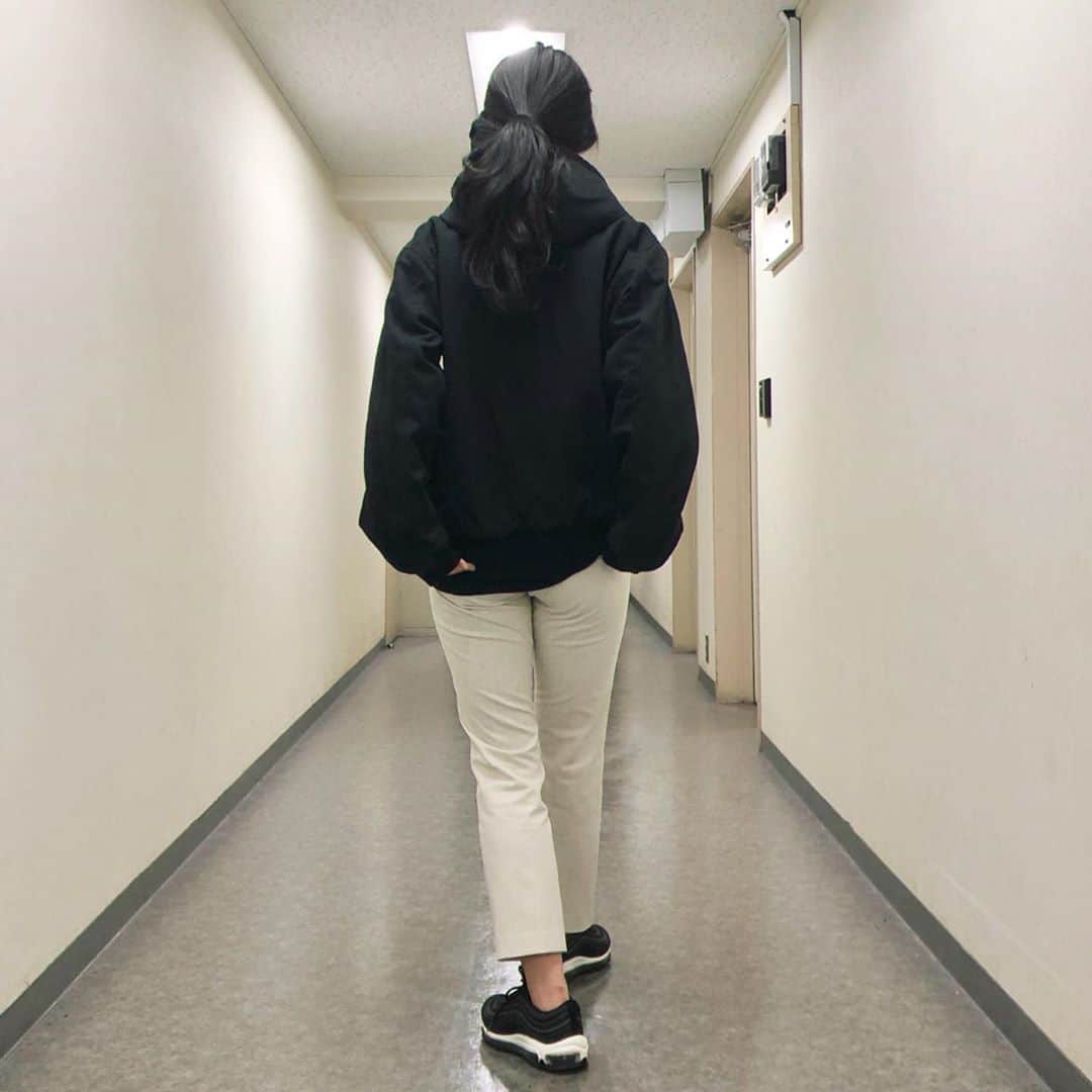 セレクションスタッフさんのインスタグラム写真 - (セレクションスタッフInstagram)「.﻿ レイダースの厚手アウター❤️﻿ ﻿ 手に持った感じずしっとした感じでなかなか厚手でボリュームあるので着たら重たいかな？って思ったのですが﻿ 着てみてびっくりぽん😳﻿ 重さ感じないじゃん〜🤟ってなりました！！﻿ ﻿ 中に着る物次第では真冬も全然戦えそうな一枚です！💪🔥﻿ ﻿ サイズ感も大きすぎる事なく程よく余裕もありました！﻿重ね着しても苦しくない。 デザイン的にも王道シンプルタイプで飽きがこないタイプ！男性も女性も着れますよん💚﻿ ﻿ ﻿ #nfl #アメフト #アメフトが好きだ #ラムズ #レイダース #ラスベガスレイダース#スポーツウェア #スポーツコーデ #セレクション新宿 #セレクション大阪 #lasvegasraiders #フットボール #シュプリーム #supreme #アウター」10月22日 22時01分 - selection_headoffice