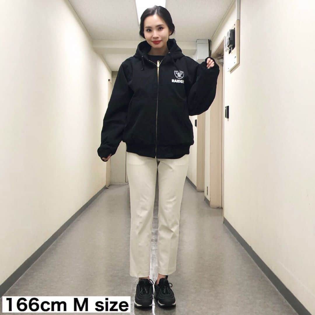 セレクションスタッフさんのインスタグラム写真 - (セレクションスタッフInstagram)「.﻿ レイダースの厚手アウター❤️﻿ ﻿ 手に持った感じずしっとした感じでなかなか厚手でボリュームあるので着たら重たいかな？って思ったのですが﻿ 着てみてびっくりぽん😳﻿ 重さ感じないじゃん〜🤟ってなりました！！﻿ ﻿ 中に着る物次第では真冬も全然戦えそうな一枚です！💪🔥﻿ ﻿ サイズ感も大きすぎる事なく程よく余裕もありました！﻿重ね着しても苦しくない。 デザイン的にも王道シンプルタイプで飽きがこないタイプ！男性も女性も着れますよん💚﻿ ﻿ ﻿ #nfl #アメフト #アメフトが好きだ #ラムズ #レイダース #ラスベガスレイダース#スポーツウェア #スポーツコーデ #セレクション新宿 #セレクション大阪 #lasvegasraiders #フットボール #シュプリーム #supreme #アウター」10月22日 22時01分 - selection_headoffice