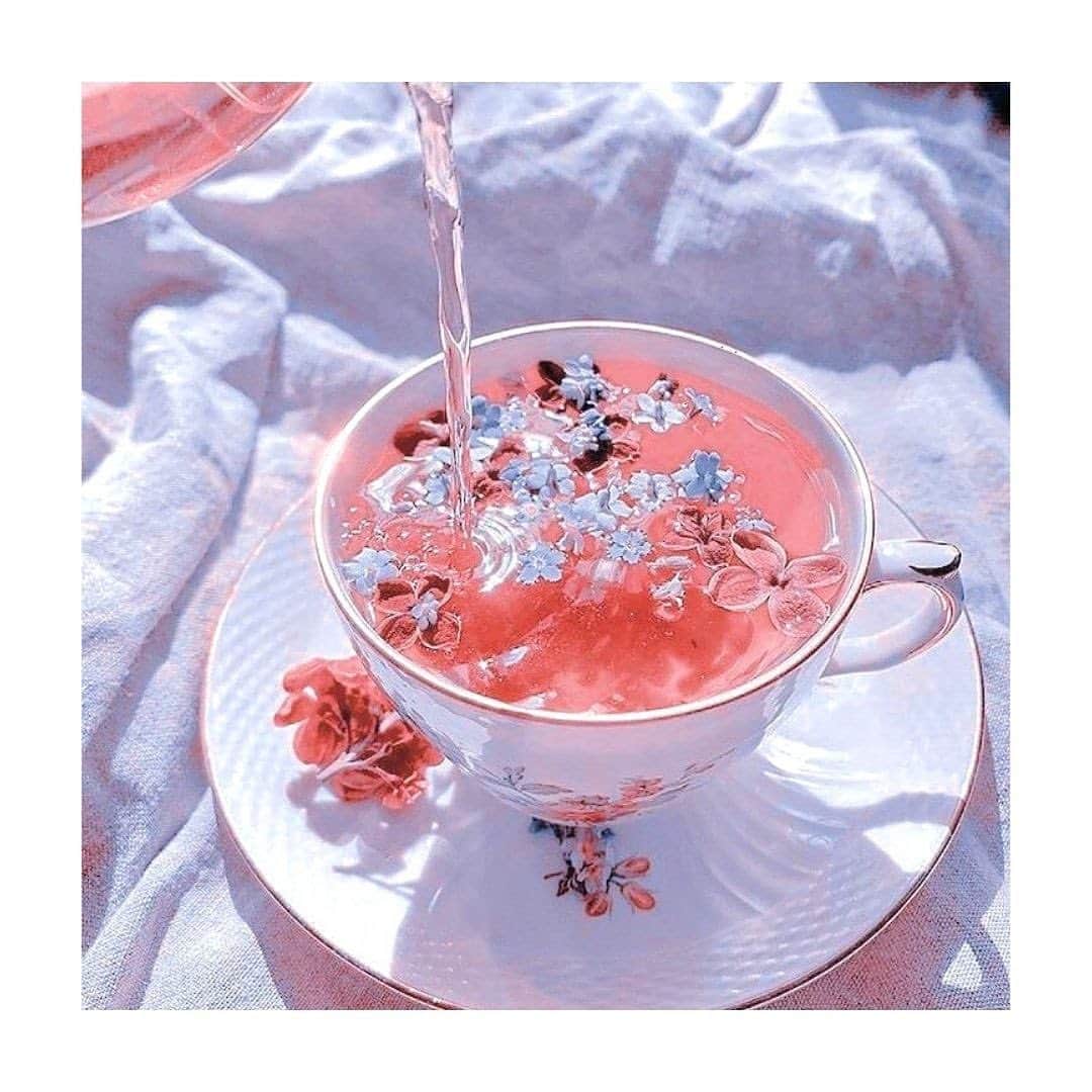 ジュリアナ・パエスのインスタグラム：「Bom dia!!!!!! Hoje é dia do enólogo... como estou de dieta posto um chazinho mesmo! 🥴(mas queria mesmo tomar um bom vinho kkkkk)」
