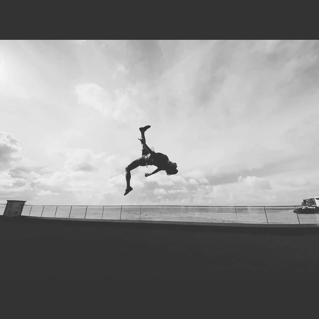 平野泰新のインスタグラム：「Instagramはじめました！ 平野泰新です。  皆さまどうぞよろしくおねがい致します。  トプ画にもなっている、空を歩いたやつ載せときます。 #マジプリ」