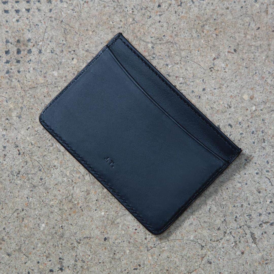 アーペーセーさんのインスタグラム写真 - (アーペーセーInstagram)「From today, October 22nd, A.P.C. offers personalisation of your bags, small leather goods and jeans. ⠀ ⠀ With your new purchase, we emboss your initials (in the same style as the A.P.C. logo) on your bag or small leather goods. The embossing is available in gold, silver or without color. ⠀ ⠀ For your jeans, we embroider your initials on the back right pocket. You can also bring your old jeans for personalisation.⠀ ⠀ A.P.C. personalisation is available in all A.P.C. boutiques in France.⠀ ⠀ This service will be available in UK, Germany and Belgium later in November.⠀ ⠀ #APC #APCPersonalisation #APCbag #APCdenim #APCyourself」10月22日 22時03分 - apc_paris