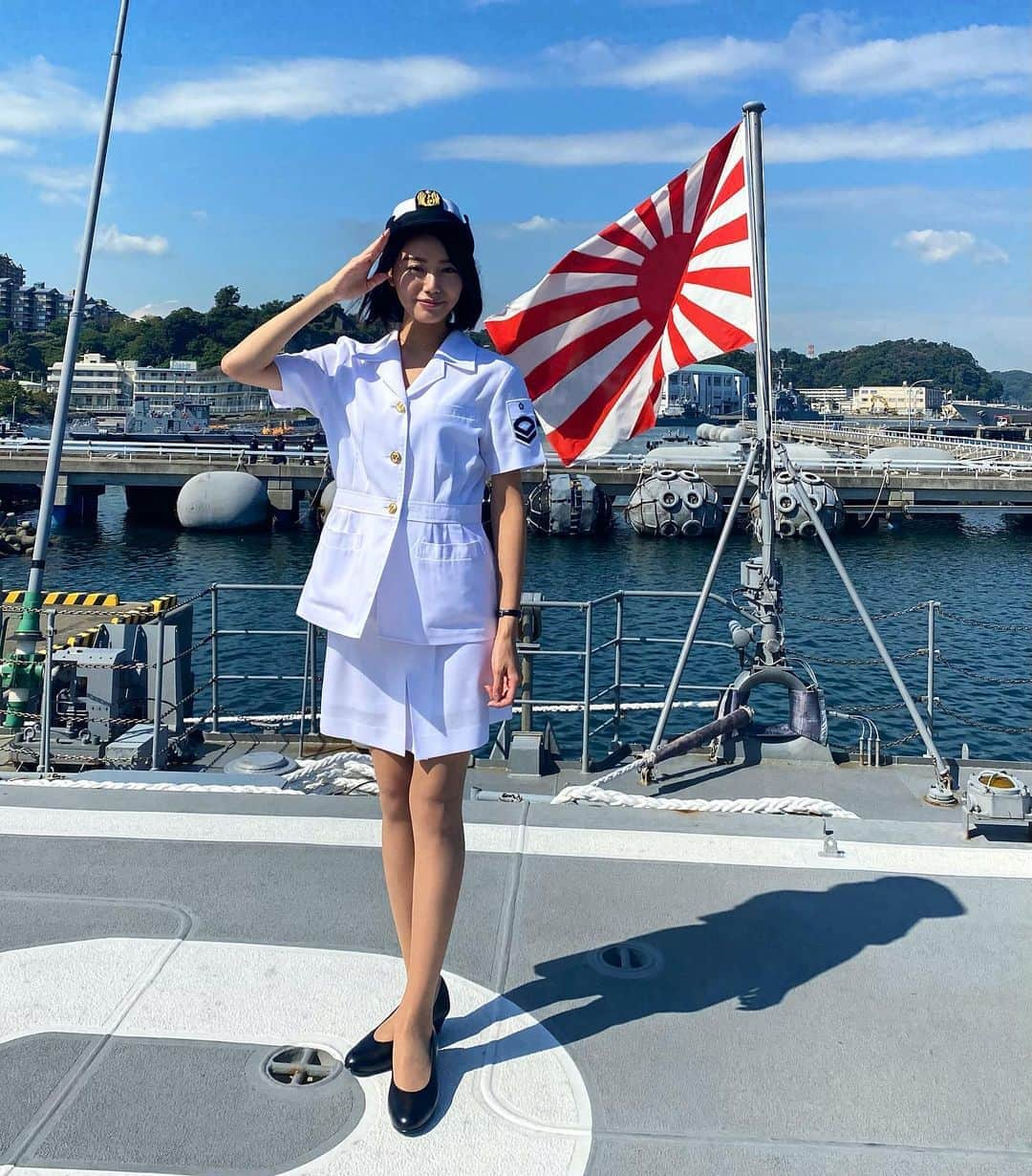 長瀬礼華さんのインスタグラム写真 - (長瀬礼華Instagram)「. 先日、防衛省ご協力のもと 海上自衛隊横須賀地方総監部をお邪魔させて頂きました🚢 . 初めて乗る大きな艦艇に、ミスのみんな 終始大興奮でした☺︎ 普段中々聞けないようなお話も聞けて とても勉強になりました 知ってましたか？ 本当にワンピースに出てくるような海賊が まだいるんですよ！ 私たちが平和に日々を過ごせているのは こういうお仕事を頑張って下さっている方々のお陰というのを改めて実感しました このような貴重な経験をさせて頂き 本当にありがとうございました！ . 因みに私が着ているのは夏の制服です☀️ . . .  _________________________________⁣ 海上自衛隊 横須賀地方総監部 主催,部隊調整： @jmsdf_yrh 撮影,学生調整： @tp6413⁣  _________________________________⁣  #海上自衛隊 #海自 #横須賀市 #艦艇 #艦活 #ミスコン #ミスコンファイナリスト #ミスコン2020 #ミス國學院」10月22日 22時04分 - mskokudai20_5