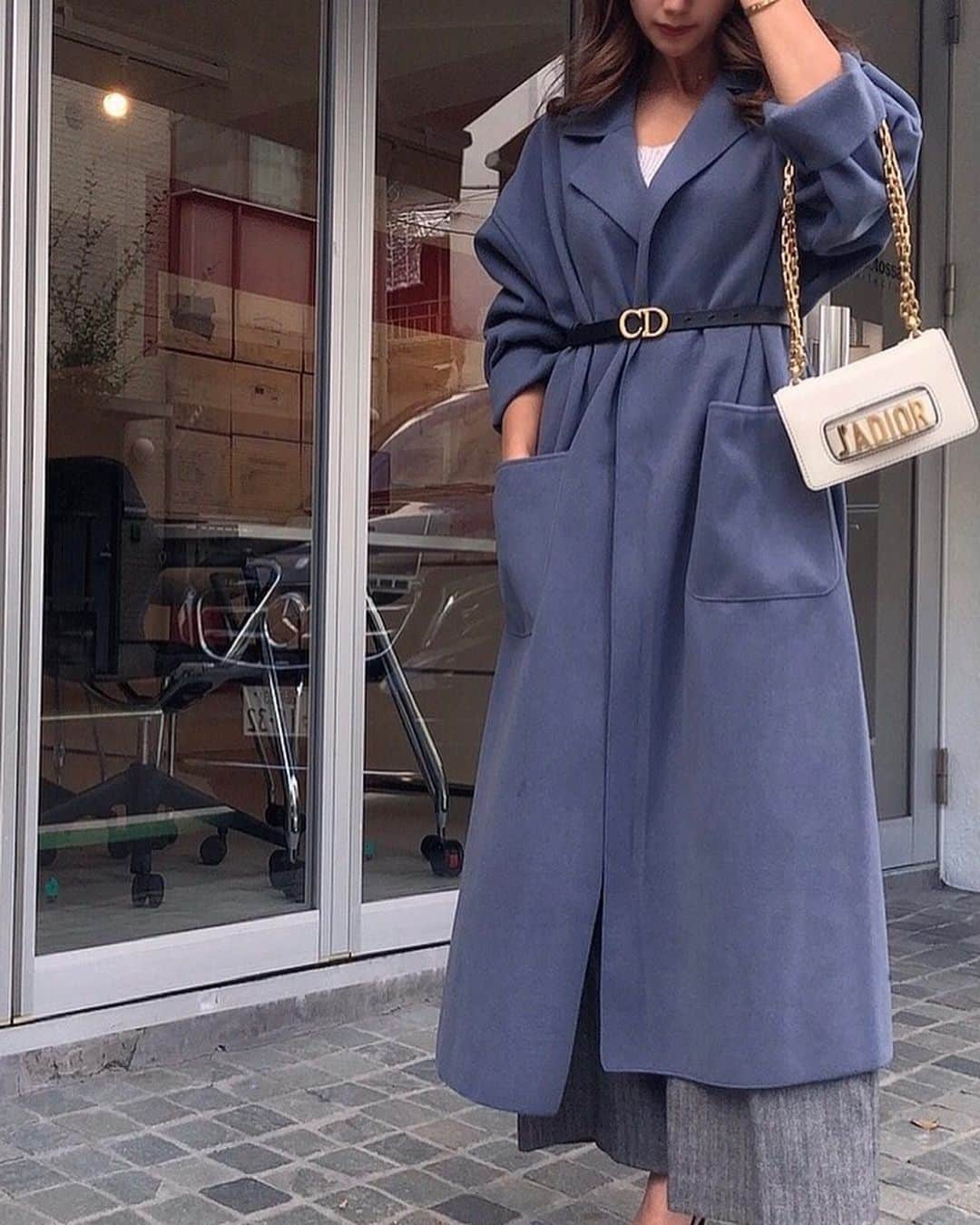 椿彩加のインスタグラム：「. 寒くなってきて今年初コート💕 @fifth_store の✨  今までカラーもののアウターって 買ったことなかったけど このくすみブルーと丈感 本当お気に入りっ！  ゆったり着れるから中にも ニットとか着込めて長く使えそう💕  #fifth #fifthtl #フィフス #サイドスリットライトガウンコート #アウター」