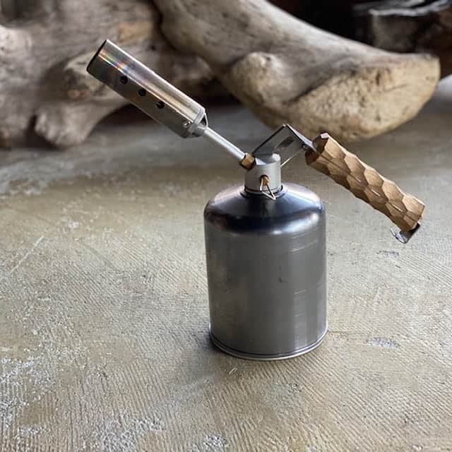 UNBY GENERAL GOODS STOREさんのインスタグラム写真 - (UNBY GENERAL GOODS STOREInstagram)「奥京都を拠点に活動するガレージブランドSomAbito.お取り扱いが始まります❗️ブランド名は木こりを意味する杣（ソマ）に由来しているそうです。 伝統的な杣の血を受け継ぐ、材木会社を経営される伊東和哉さんと革新的な発想の持ち主（であり、カリスマキャンパー）である岩城四知さんのお二人が2014年に立ち上げ。SomAbitoの第一作になった、日本文化と異文化とを融合させた木製品KYO-KUKSAにはじまり、主に京都産のひのきを使ったファニチャーなどを製作されています。 じっくり時間をかけて施策し、モノづくりをし、最後の最後に、自分たちの感性を盛り込んでいく。 奥京都の森の資源に新たな命を吹き込んだ製品を展開されています。SomAbitoは、オンラインではお取り扱いしません。箕面店舗のみ、フェイスtoフェイスでお渡しです！ UNBYでは木を使ったアイテムが杣（ソマ）人らしくて素敵だな、と思っています👍 . . . . .  #minimalworks #ミニマルワークス #peregrinfaniture　#ペレグリンファニチャー #fieldrecord　#フィールドレコード #tattam　#タッタム #38explore #パレ子 #A38grate #TheArth #オム二バーナー #野良道具製作所　#ベアボーンズ #somabito　#ペトロマックス　＃ナンガ #goelzero　#comfyoutdoorgarment #トリパスプロダクツ ＃トランギア #ベルモント #kincoglove　#gstove #ギアミッション #キャンプギア　#アウトドアギア #アウトドア好きな人と繋がりたい」10月22日 22時06分 - unby_official