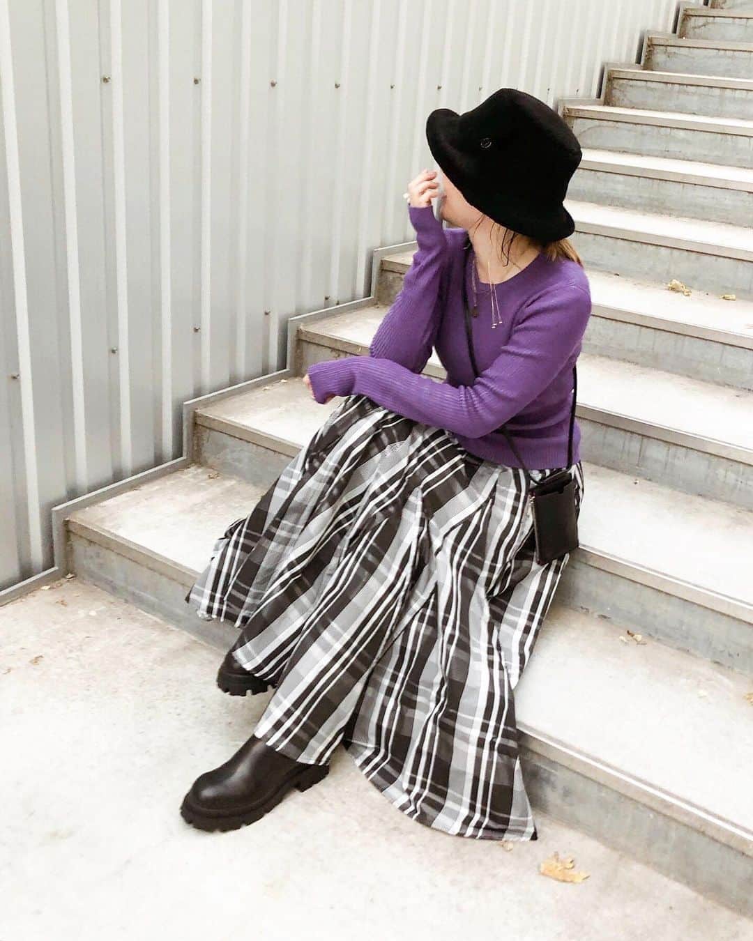 nanaさんのインスタグラム写真 - (nanaInstagram)「ㅤㅤㅤ 2020.10.22 𝚃𝚑𝚞 #nanacoordinate 🐼  ㅤ あー🤣🤣🤣🤣🤣 ほんま、今日はよー笑ろたわ😂😂 ㅤ ㅤ #今日のコーデ 😇 今朝届いたばっかりのニットとバッグとピアス✨✨ @akte_official のん❤️ 前回のリブもリブやのに めちゃくちゃ細見えやってんけど これもめちゃくちゃ痩せて見えるやん‼︎ ㅤ ちなみにインナーは さっきの @nubra_jp やで✨✨ ㅤ ㅤ ㅤ ふわふわもこもこのバケハは @chapeaud_o のんでお気に入り🖤 ㅤ ㅤ  ㅤ ㅤ  knit , bag , pierce … @akte_official  skirt …  @milaowen_official  hat … @chapeaud_o  boots … @zara   ㅤ ㅤ ㅤ ㅤ ㅤ blogに詳細書いたらストーリーからお知らせします✎*。 ━━━━━☞blogへはtopから𓅩𓂃  ㅤ ㅤ ㅤ ㅤ ㅤ ㅤ #outfit #大人カジュアル #akte #アラフォーファッション #アクテ #milaowen #バケットハット #シンプルコーデ #zara #chapeaudo #リブニット  #ブーツ #partegram #fashion #ootd #coordinate  #locari   #mineby3mootd #데일리록 #코디 #옷스타그램 #멋스타그램 #穿搭 #오오티디#モノトーンコーデ #きれいめカジュアル #アラフォーコーデ #アラフォーファッション」10月22日 22時06分 - nanapanda517