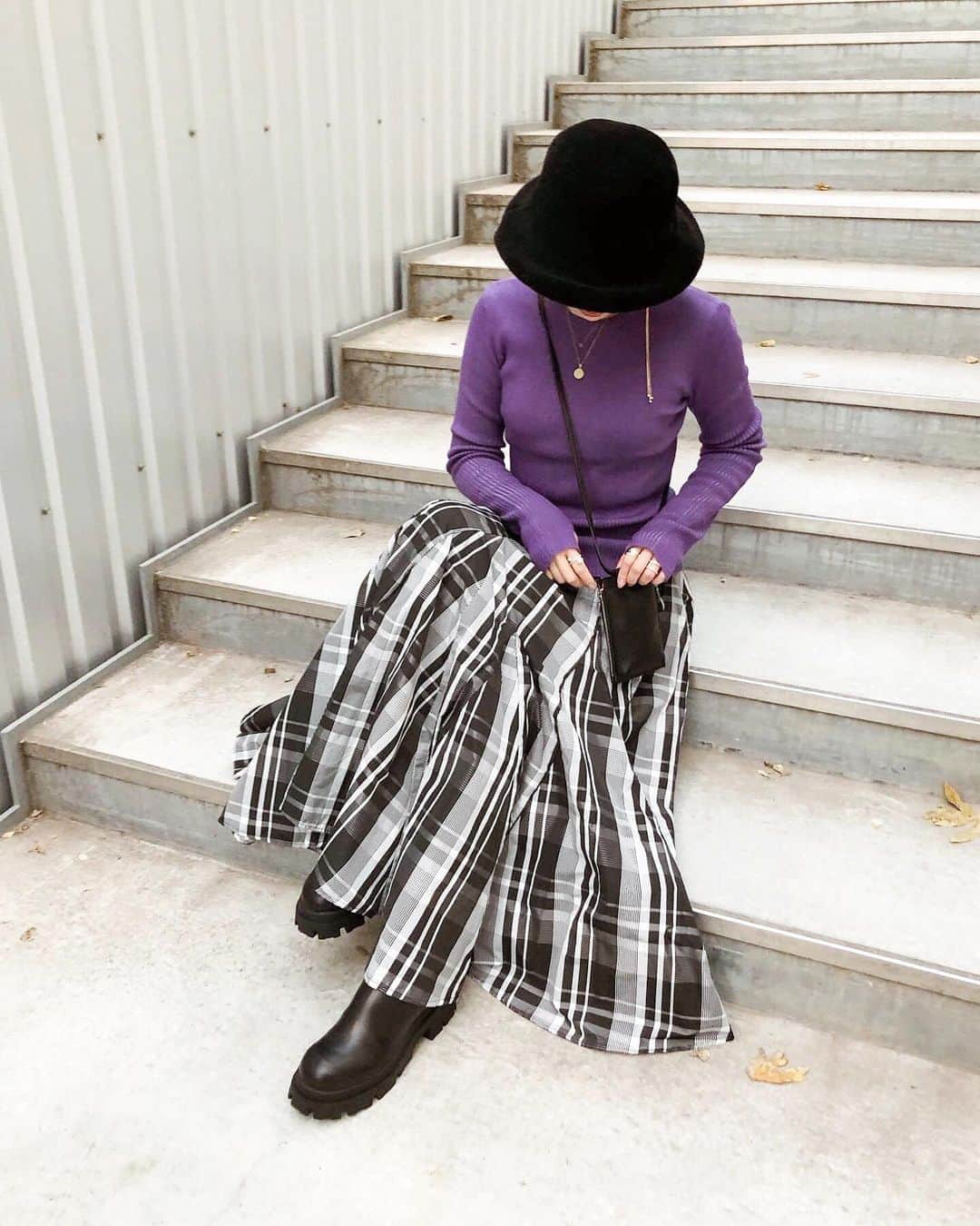 nanaさんのインスタグラム写真 - (nanaInstagram)「ㅤㅤㅤ 2020.10.22 𝚃𝚑𝚞 #nanacoordinate 🐼  ㅤ あー🤣🤣🤣🤣🤣 ほんま、今日はよー笑ろたわ😂😂 ㅤ ㅤ #今日のコーデ 😇 今朝届いたばっかりのニットとバッグとピアス✨✨ @akte_official のん❤️ 前回のリブもリブやのに めちゃくちゃ細見えやってんけど これもめちゃくちゃ痩せて見えるやん‼︎ ㅤ ちなみにインナーは さっきの @nubra_jp やで✨✨ ㅤ ㅤ ㅤ ふわふわもこもこのバケハは @chapeaud_o のんでお気に入り🖤 ㅤ ㅤ  ㅤ ㅤ  knit , bag , pierce … @akte_official  skirt …  @milaowen_official  hat … @chapeaud_o  boots … @zara   ㅤ ㅤ ㅤ ㅤ ㅤ blogに詳細書いたらストーリーからお知らせします✎*。 ━━━━━☞blogへはtopから𓅩𓂃  ㅤ ㅤ ㅤ ㅤ ㅤ ㅤ #outfit #大人カジュアル #akte #アラフォーファッション #アクテ #milaowen #バケットハット #シンプルコーデ #zara #chapeaudo #リブニット  #ブーツ #partegram #fashion #ootd #coordinate  #locari   #mineby3mootd #데일리록 #코디 #옷스타그램 #멋스타그램 #穿搭 #오오티디#モノトーンコーデ #きれいめカジュアル #アラフォーコーデ #アラフォーファッション」10月22日 22時06分 - nanapanda517