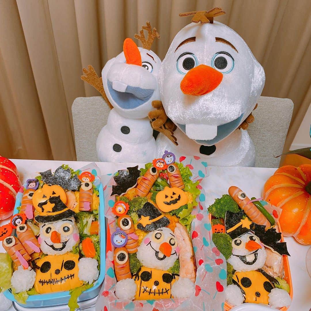 倉岡生夏のインスタグラム：「ハロウィンオラフ🎃弁当 ・ ・ 写真バージョン💓 去年はクリスマスキャラ弁でオラフだったんだけど、ハロウィンも似合う←💓 (私がオラフ好きなので) ・ ・ みなさんはハロウィンパーティーしますか？⭐️ かぼちゃは身体にもいいし、美味しいメニューが沢山あるのでかぼちゃメニュー🎃おすすめです⭐️  ・ 我が家はかぼちゃのシチューを食べるのが定番です💓 ・ ・ ・ 💓 ・ ・ ・ #キャラ弁  #おうちディズニー #オラフ  #オラフ弁当  #キャラ弁当  #キャラ弁部  #可愛いお弁当作りたい部  #ハロウィン弁当  #ハロウィンパーティー  #愛され料理 #kyaraben  #disneygram  #olaf」