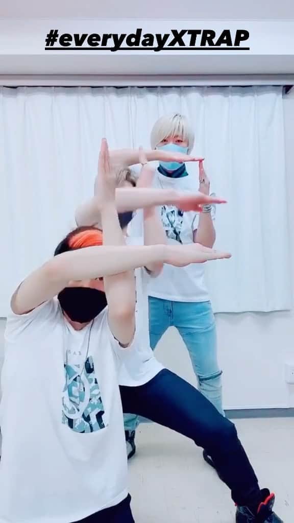 のインスタグラム：「Fuzzy move?😂 Dance art by XTRAP🧤﻿ ----﻿ 📲EVERY DAY XTRAP REEL📲﻿ ----﻿ Choreograph by﻿ @zange_xtrap ﻿ @ryoga_xtrap ﻿ @kenshin_xtrap﻿ ﻿ #xtrapchallenge #fleaky ﻿ #Tutting #振付 #タット振付 #ダンス動画 #XTRAP #handdance #ダンス #flowart #fingertutting #light #動画制作 #creative #fingerdance #puzzledance #asia #japan #kaleidoscope #タットダンス #japan #move #tuttingchoreography #tiktok #performanceart #dance #パズルダンス #Choreograph」