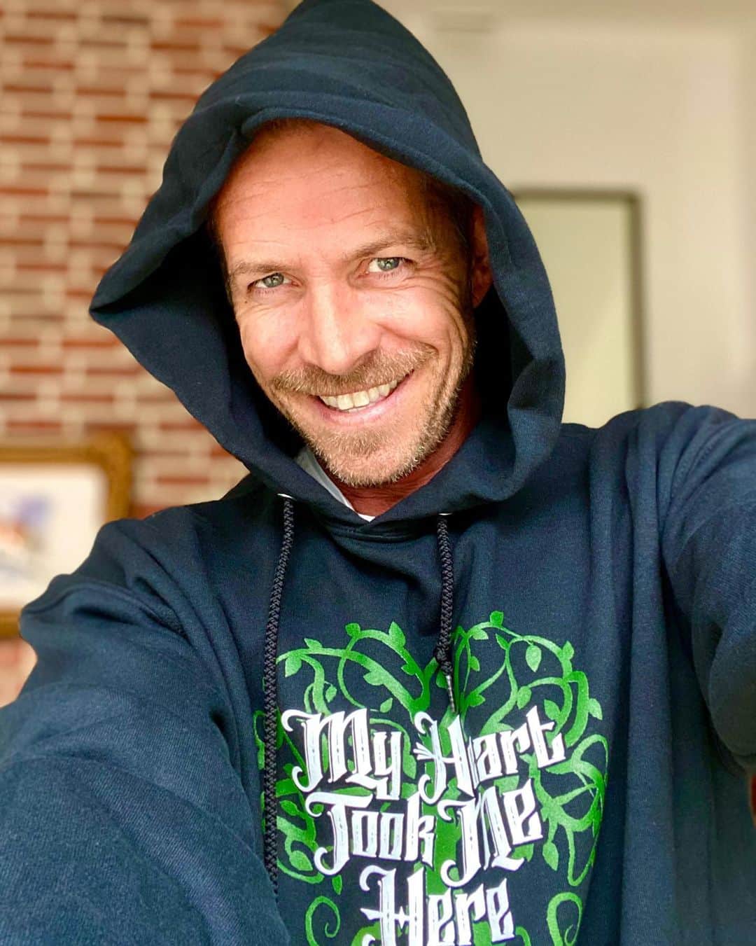 ショーン・マグワイアのインスタグラム：「Hoodie for my hoodies. Proceeds from the tees and hoodies go to support these noble causes: @OxfamAmerica and @RAICESTexas, available for a limited time only, link in bio. For those that don’t know about @RAICESTEXAS They help immigrants at the boarder with legal defense & help families reunite with their children that have been put in cages. Help if you can. Thanks」