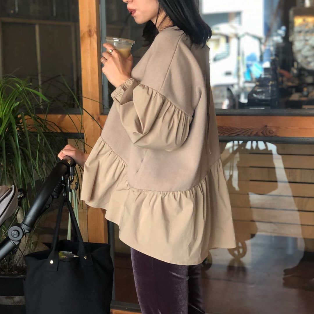 山﨑さおりさんのインスタグラム写真 - (山﨑さおりInstagram)「週末のfamilyday👶🏻👩🏻👨🏻 (ゆうしんはお兄ちゃん休暇日👦🏻) いつものコース☕️ @elendeek のブラウスは ニットとドッキングされていてお気に入りの1枚❤︎ . . #muuootd #elendeek  #elendeek_snap」10月22日 22時11分 - saori_emunjewelry