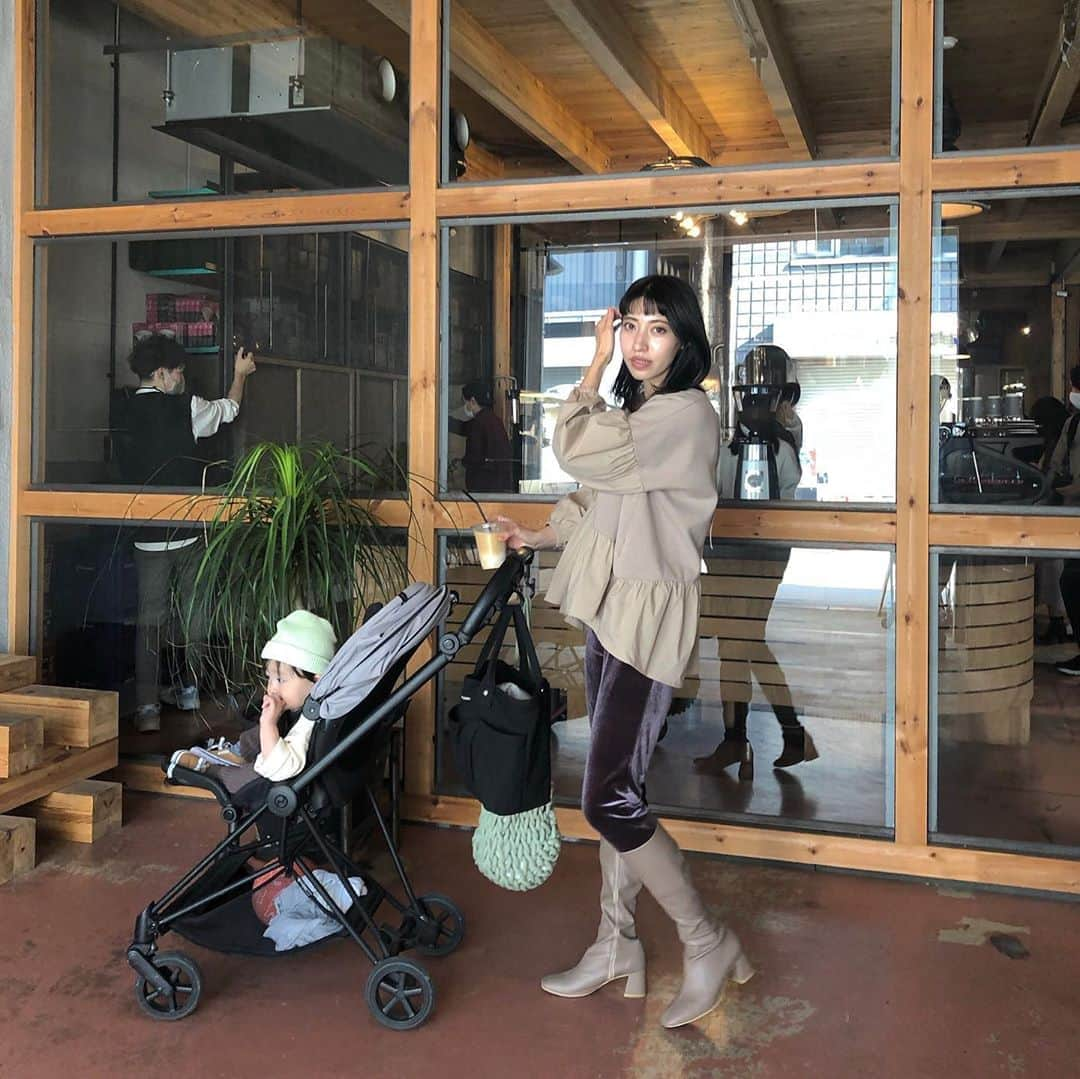 山﨑さおりさんのインスタグラム写真 - (山﨑さおりInstagram)「週末のfamilyday👶🏻👩🏻👨🏻 (ゆうしんはお兄ちゃん休暇日👦🏻) いつものコース☕️ @elendeek のブラウスは ニットとドッキングされていてお気に入りの1枚❤︎ . . #muuootd #elendeek  #elendeek_snap」10月22日 22時11分 - saori_emunjewelry