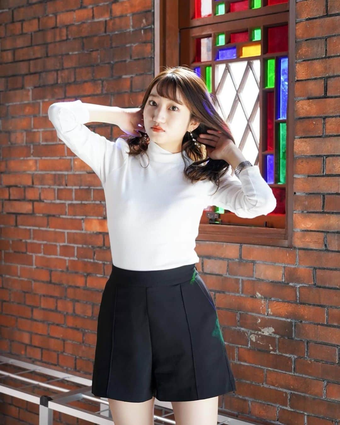 華山友希のインスタグラム：「今出川キャンパスのチャペル⛪️ ステンドグラスに光が入って幻想的だ〜 _______  ミスコン活動も残り1ヶ月となりました。 長いようで短かったな😂 ミスコンを通して、色々な経験をさせていただき、たくさんの方に出会うことができました。 その中でも、私を見つけて応援し続けてくれる心優しい方々に出会えたことが本当に私の宝物です😭✨　残りの期間、皆さんとの時間を大切に、そして、皆さんと今まで以上に仲良くなれるように精一杯頑張りますので、一緒に走り抜けてくださると嬉しいです🏃‍♀️🔥  本日も　#ユキポチ  最終日のmystaイベント、Twitter固定ツイートのリツイートもよろしくお願いします🙏🏻😢  _______  photo by @h.taichi_photo   #ミスコン　#ミスキャン #ミスキャンパス同志社　#今出川キャンパス #今出川　#ステンドグラス」
