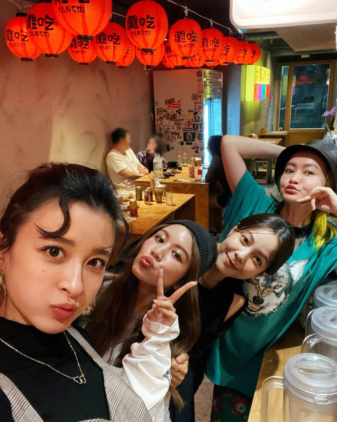 Kerinaさんのインスタグラム写真 - (KerinaInstagram)「突然發現竟然四天沒發文了🙈 這週感覺沒排什麼行程 但就是每天都有忙不完的事 忙完也都好晚了  還好週二晚餐有 @machicoco 的邀約 搶先吃到了新開的餐廳「攤吃」@tan_chi_2020  不然我就連續好幾天都在公司靠外送打發我的午晚餐了（笑） 順帶一提最近外送多了很多健康餐盒可以選耶👏🏻  這間新開的店叫攤吃，店名還蠻有趣好記的 只不過不小心看太快很容易變成難吃😜 但大家請放心，餐點一點也不難吃 火鍋的湯頭大推柚子鹽麴湯～ 超好喝！我默默喝了三碗（滿足） 而且我們點的每一道都吃光光唷 是名符其實的「貪吃」四人組哈哈哈哈哈  #我是不是有點太敢講了😂 #啊真的就不是只有我看錯啊  #收到好幾個私訊都說嚇到因為看成難吃哈哈哈哈」10月22日 22時11分 - kerina_hsueh