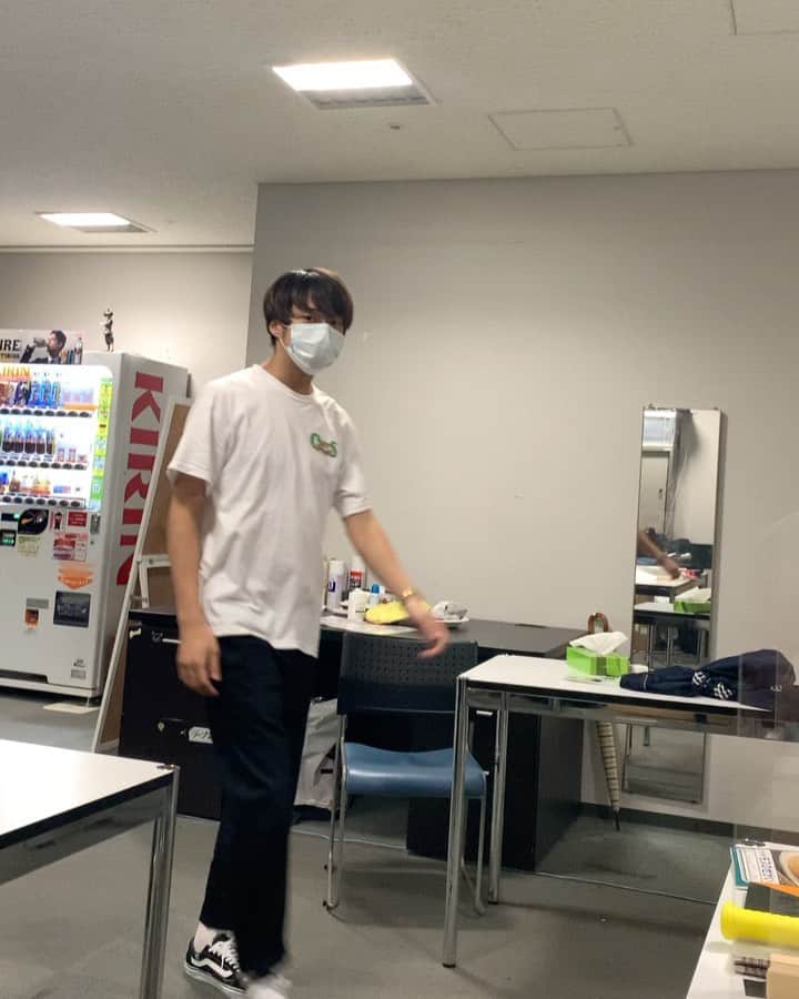 皆川勇気のインスタグラム：「いつも何かをこらえながら挨拶してくる」