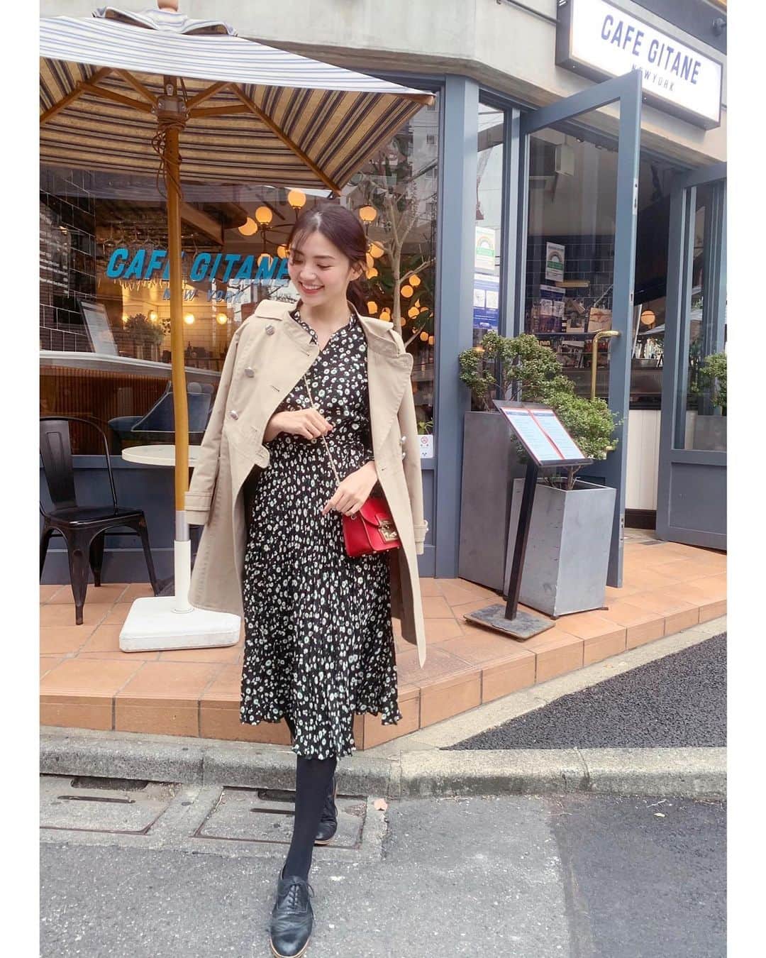 高原愛のインスタグラム：「事務所で打ち合わせを終えて友達とテラスでカフェタイム☕️🍰コロナ対策でお茶するならテラス派でしたが肌寒くなってきましたね🤔季節の変わり目を感じる今日この頃🍁❄️お鍋の季節がやってきますね🍲  🧥 @tarajarmon_jp  👗 @estnation_jp  👜 @furla  #tokyo#cafe#fashion#ootd#ootdfashion#autamn#coffeetime#東京#カフェ#カフェ巡り#秋ファッション#トレンチコート#❤️」