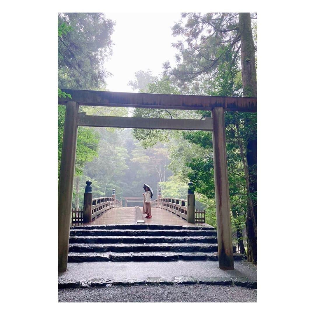 水上真理さんのインスタグラム写真 - (水上真理Instagram)「旅行一日目✨ . 大好きな場所 伊勢神宮に行ってきました❤️ . 松坂牛のすき焼きも 美味しすぎました🥰 . ホテルに帰って スパークリングと シャインマスカットで 乾杯🥂✨ . 幸せ🥰 . #happy #love #smile  #伊勢神宮 #松坂牛 #すき焼き  #旅行」10月22日 22時13分 - mari_komorebi