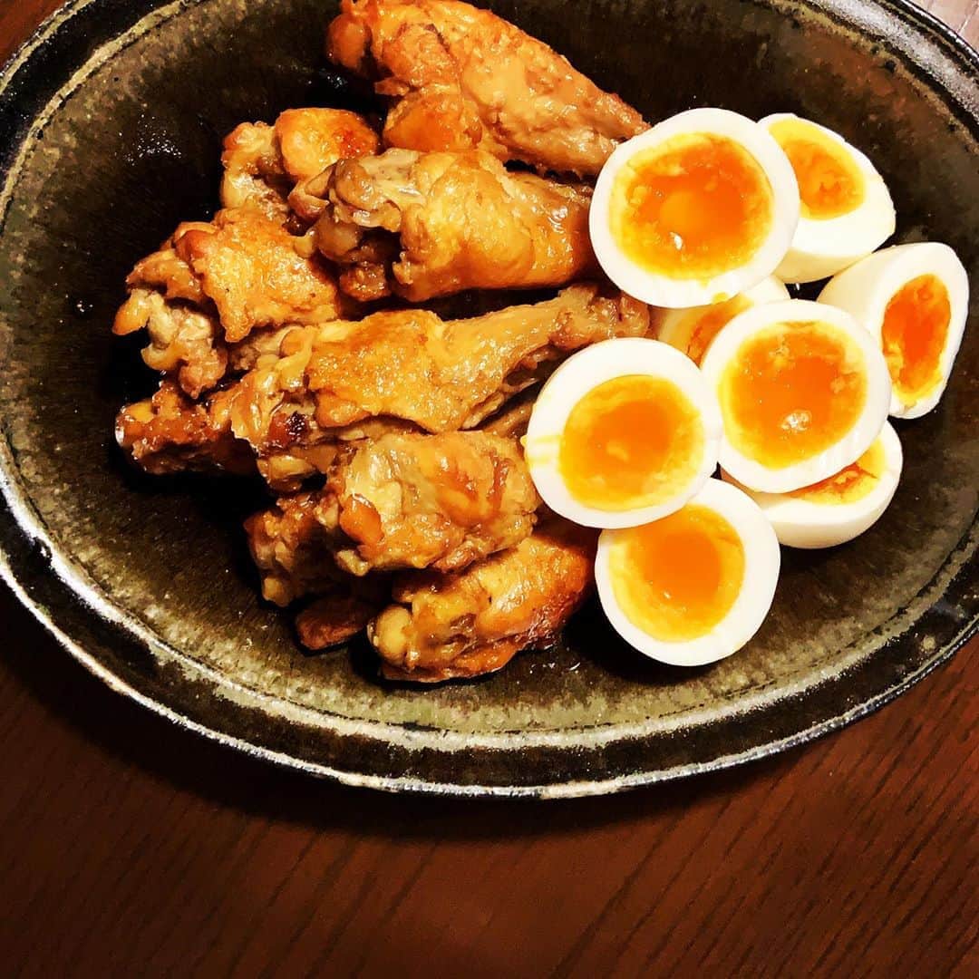 志摩有子さんのインスタグラム写真 - (志摩有子Instagram)「鳥の手羽元をお酢煮に。添えたのは塩味の煮卵。半熟卵を薄めた白だし＋塩に漬けるだけ。そのまま食べてちょうどよい塩加減。色がつかないのでラーメンにもお弁当にもぴったり。年明けの副菜本でもご紹介しています。鶏手羽元のお酢煮のレシピはarikoのごはんでご紹介していますのでよろしければ。  #鶏手羽元のお酢煮 #arikoのごはん #塩味玉 #副菜の鬼」10月22日 22時14分 - ariko418