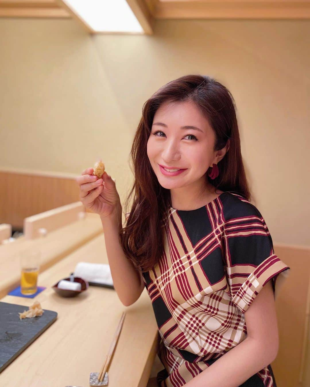 中村江莉香さんのインスタグラム写真 - (中村江莉香Instagram)「#ボス飯 #おしゅし 🍣 我らが#いきまり Pとご飯会💍 一年ぶりでした。 お米 @kome_erica_official のお話をしました。いつも優しくて面白くて皆の幸せを願ってくれる父のようなボス✨☺️ 私の結婚を👰🤵託した訳ですが、、結果は上手く行かずとも、出会えた事が、そして選んで下さった事に心から感謝をしています。 応援して下さる方、そして私を知ってくださった方が増えたことも、#オンラインサロン運営 #米作り ...今があるのも全て#いきなりマリッジ があったからだなぁと。 これからも変わらず一番大切な番組です。 #白米vs玄米 🍚🌾🥺 #玄米派 !!!www  #いつもお寿司 #聞かれたら #一択 #遠慮せずお寿司 #鮨きのした #美味でした #ノンアルビール #ノンアルコールで乾杯 #断酒一年祝い #お米祝い #いきなりマリッジ2 #恋愛リアリティーショー #素敵な出会い #これからの目標 #結婚はもう考えたくない #頑張り切ったことがうれしい #お仕事で恩を返せたら #バリキャリ女子 #女性起業家 #アラサー独身女子 #米農家 👗#ootd  @andyoudressingroom  会食やお出かけにぴったり🧡🧡🧡」10月22日 22時14分 - erica_nakamura