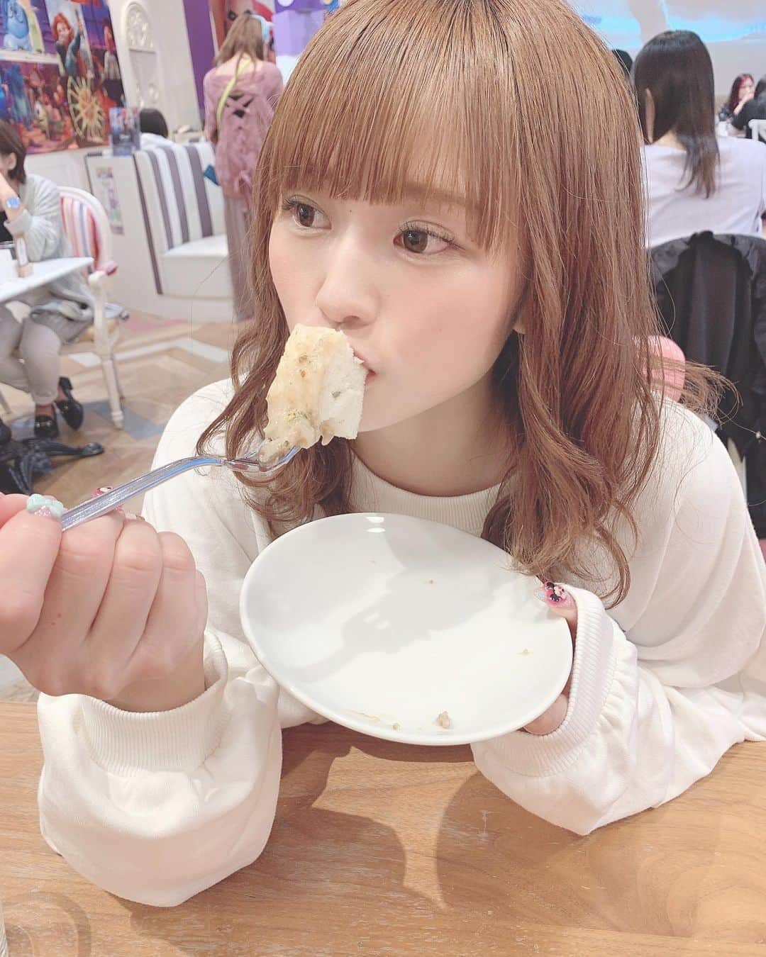 葉月沙耶さんのインスタグラム写真 - (葉月沙耶Instagram)「パクっっ(∩´｡•×•｡`∩)♡  カフェごはん( "´༥`" )☁*°  #カフェ #カフェごはん #彼女感 #白コーデ #白トレーナー #トレーナー #トレーナー女子 #ミルクティーベージュ #ミルクティーグレージュ #カラー #巻き髪 #ウェーブ巻き #パッツン前髪 #アイドル #パン #パン屋 #原宿カフェ #原宿グルメ #渋谷カフェ #オーマイカフェ #トイストーリーコーデ #トイストーリーカフェ #トイストーリー #ごはん記録」10月22日 22時26分 - sayapon_310