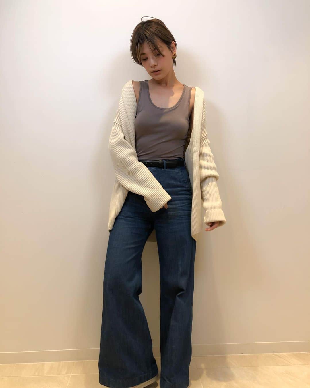 石川瑠利子のインスタグラム：「. . @muugi.jp さんのオンライン配信を見てくださった方ありがとうございました🙇🏻‍♂️💕 今回初めてシルク100%素材のタンクトップを着たけど、すごくとろみがあって着心地がよくて感動でした🤤❤️ 肌に触れるものは良いものにしていきたいなぁとしみじみ思う今日なのです✨✨ . . #muugi #fashion #code #photo #HYKE #Auralee」