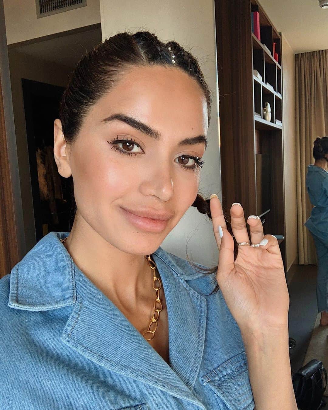 Diipa Büller-Khoslaのインスタグラム：「As much as I love my bouncy open hair, I loveee a pulled back look. What do you guys prefer? Open or pulled back?」