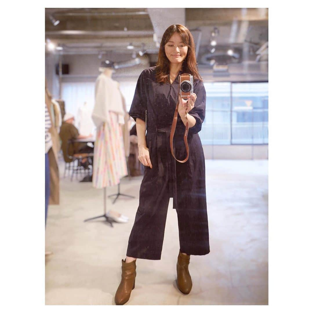 羽舞咲さんのインスタグラム写真 - (羽舞咲Instagram)「🎗lelill﻿ ﻿ Spring Collection 2021展示会﻿ ﻿ 「旅する日並着」﻿ ﻿ そのまま遠くまで旅出来る…﻿ そんな風に日並を重ね﻿ 使いなれた道具の様に﻿ 愛着の持てる﻿ 春の服たちを揃えました﻿ ﻿ こんなメッセージが﻿ 書いてありました﻿ ﻿ 今年の春夏は﻿ lelill（レリル）大活躍で﻿ ﻿ よく﻿ 「どこのブランドですか？」﻿ って聞かれました﻿ ﻿ 個性あるデザインで﻿ ﻿ さらに﻿ 質が高くて﻿ 機能的で﻿ 言うことなしなのです﻿ ﻿ デザイナー﻿ damaさんのこだわり﻿ ﻿ 旅にも連れて行ける﻿ ネイビーのオールインワン﻿ 黒ジャケット﻿ 白パンツ﻿ ﻿ オーダーしました﻿ ﻿ 2021年の旅が楽しみ (*´-`*)﻿ ﻿ ﻿ ________ EVENT INFORMATION ________﻿ ﻿ 📸◯◯散歩！ナチュラルポートレート撮影会﻿ （日程＆場所フリープラン好評受付中‼︎）﻿ ﻿ 📻インターネットラジオ（毎週水曜日オンエア）@jingumae.fm﻿ 「羽舞咲のゆるゆるビューティ研究所」﻿ ﻿ 🧘‍♀️「EMARY」@emary_online﻿ 体験レッスン0円‼︎﻿ ヨガ・ダイエット・カラーセラピー・美腸﻿ 話し方・恋愛・片付け・マインドフルネス﻿ などなどすべて受け放題！﻿ ﻿ 心を込めてお届けします♡﻿ ﻿ @herbemi﻿ プロフィールリンクをチェック！！﻿ ﻿ ____________________________________」10月22日 22時22分 - herbemi