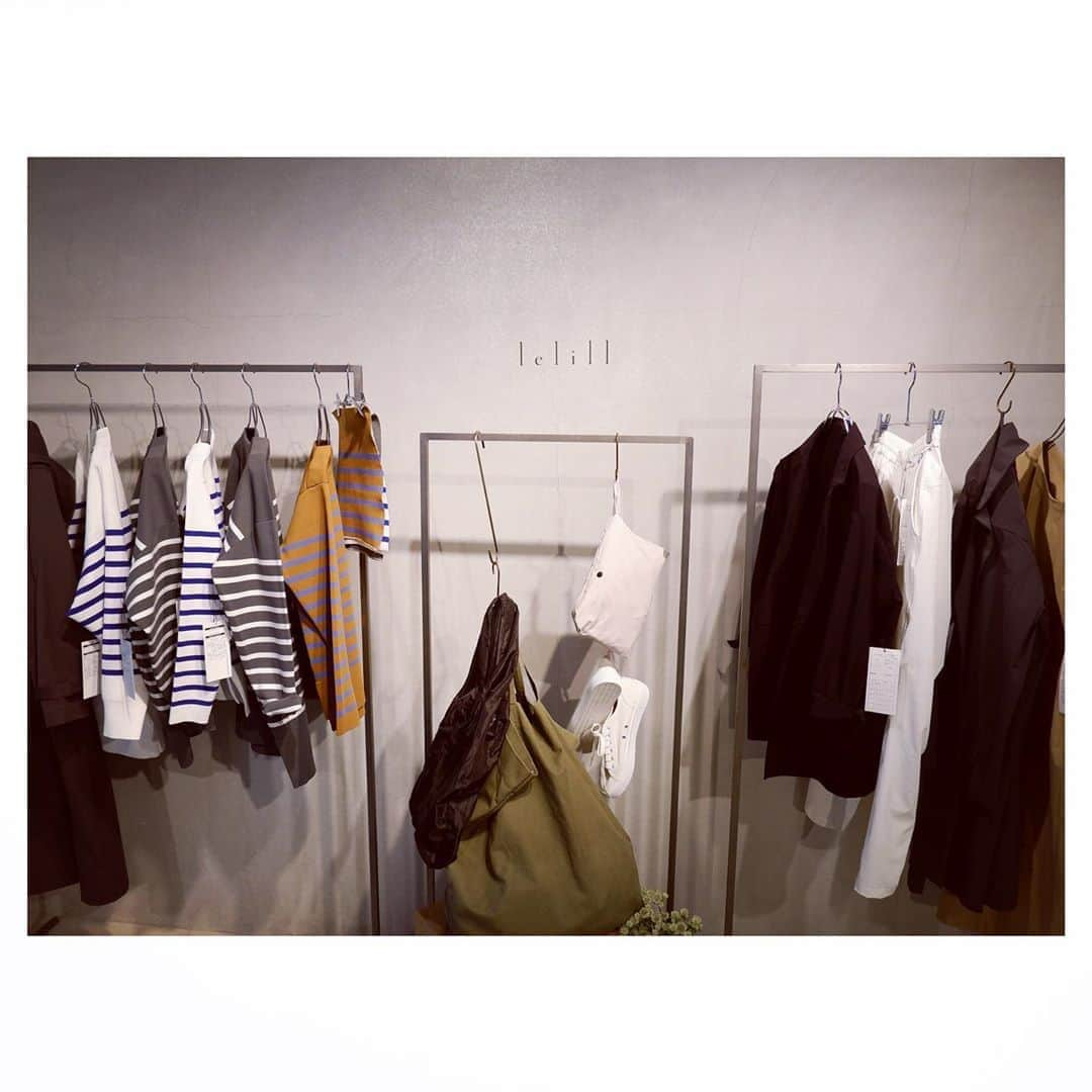 羽舞咲さんのインスタグラム写真 - (羽舞咲Instagram)「🎗lelill﻿ ﻿ Spring Collection 2021展示会﻿ ﻿ 「旅する日並着」﻿ ﻿ そのまま遠くまで旅出来る…﻿ そんな風に日並を重ね﻿ 使いなれた道具の様に﻿ 愛着の持てる﻿ 春の服たちを揃えました﻿ ﻿ こんなメッセージが﻿ 書いてありました﻿ ﻿ 今年の春夏は﻿ lelill（レリル）大活躍で﻿ ﻿ よく﻿ 「どこのブランドですか？」﻿ って聞かれました﻿ ﻿ 個性あるデザインで﻿ ﻿ さらに﻿ 質が高くて﻿ 機能的で﻿ 言うことなしなのです﻿ ﻿ デザイナー﻿ damaさんのこだわり﻿ ﻿ 旅にも連れて行ける﻿ ネイビーのオールインワン﻿ 黒ジャケット﻿ 白パンツ﻿ ﻿ オーダーしました﻿ ﻿ 2021年の旅が楽しみ (*´-`*)﻿ ﻿ ﻿ ________ EVENT INFORMATION ________﻿ ﻿ 📸◯◯散歩！ナチュラルポートレート撮影会﻿ （日程＆場所フリープラン好評受付中‼︎）﻿ ﻿ 📻インターネットラジオ（毎週水曜日オンエア）@jingumae.fm﻿ 「羽舞咲のゆるゆるビューティ研究所」﻿ ﻿ 🧘‍♀️「EMARY」@emary_online﻿ 体験レッスン0円‼︎﻿ ヨガ・ダイエット・カラーセラピー・美腸﻿ 話し方・恋愛・片付け・マインドフルネス﻿ などなどすべて受け放題！﻿ ﻿ 心を込めてお届けします♡﻿ ﻿ @herbemi﻿ プロフィールリンクをチェック！！﻿ ﻿ ____________________________________」10月22日 22時22分 - herbemi