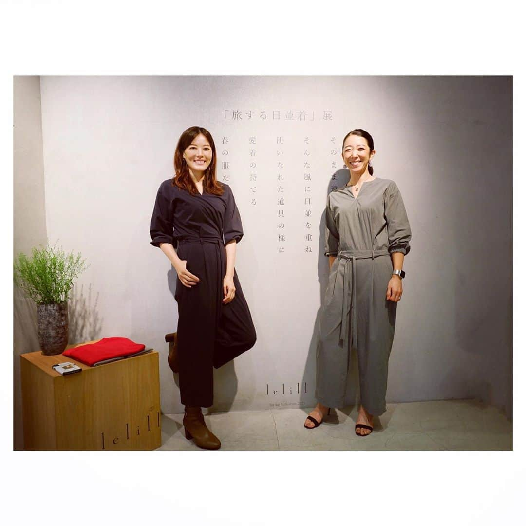 羽舞咲さんのインスタグラム写真 - (羽舞咲Instagram)「🎗lelill﻿ ﻿ Spring Collection 2021展示会﻿ ﻿ 「旅する日並着」﻿ ﻿ そのまま遠くまで旅出来る…﻿ そんな風に日並を重ね﻿ 使いなれた道具の様に﻿ 愛着の持てる﻿ 春の服たちを揃えました﻿ ﻿ こんなメッセージが﻿ 書いてありました﻿ ﻿ 今年の春夏は﻿ lelill（レリル）大活躍で﻿ ﻿ よく﻿ 「どこのブランドですか？」﻿ って聞かれました﻿ ﻿ 個性あるデザインで﻿ ﻿ さらに﻿ 質が高くて﻿ 機能的で﻿ 言うことなしなのです﻿ ﻿ デザイナー﻿ damaさんのこだわり﻿ ﻿ 旅にも連れて行ける﻿ ネイビーのオールインワン﻿ 黒ジャケット﻿ 白パンツ﻿ ﻿ オーダーしました﻿ ﻿ 2021年の旅が楽しみ (*´-`*)﻿ ﻿ ﻿ ________ EVENT INFORMATION ________﻿ ﻿ 📸◯◯散歩！ナチュラルポートレート撮影会﻿ （日程＆場所フリープラン好評受付中‼︎）﻿ ﻿ 📻インターネットラジオ（毎週水曜日オンエア）@jingumae.fm﻿ 「羽舞咲のゆるゆるビューティ研究所」﻿ ﻿ 🧘‍♀️「EMARY」@emary_online﻿ 体験レッスン0円‼︎﻿ ヨガ・ダイエット・カラーセラピー・美腸﻿ 話し方・恋愛・片付け・マインドフルネス﻿ などなどすべて受け放題！﻿ ﻿ 心を込めてお届けします♡﻿ ﻿ @herbemi﻿ プロフィールリンクをチェック！！﻿ ﻿ ____________________________________」10月22日 22時22分 - herbemi