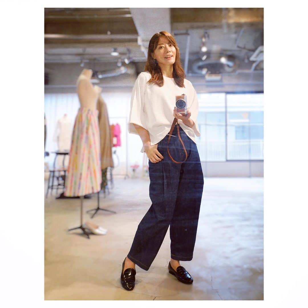 羽舞咲さんのインスタグラム写真 - (羽舞咲Instagram)「🎗lelill﻿ ﻿ Spring Collection 2021展示会﻿ ﻿ 「旅する日並着」﻿ ﻿ そのまま遠くまで旅出来る…﻿ そんな風に日並を重ね﻿ 使いなれた道具の様に﻿ 愛着の持てる﻿ 春の服たちを揃えました﻿ ﻿ こんなメッセージが﻿ 書いてありました﻿ ﻿ 今年の春夏は﻿ lelill（レリル）大活躍で﻿ ﻿ よく﻿ 「どこのブランドですか？」﻿ って聞かれました﻿ ﻿ 個性あるデザインで﻿ ﻿ さらに﻿ 質が高くて﻿ 機能的で﻿ 言うことなしなのです﻿ ﻿ デザイナー﻿ damaさんのこだわり﻿ ﻿ 旅にも連れて行ける﻿ ネイビーのオールインワン﻿ 黒ジャケット﻿ 白パンツ﻿ ﻿ オーダーしました﻿ ﻿ 2021年の旅が楽しみ (*´-`*)﻿ ﻿ ﻿ ________ EVENT INFORMATION ________﻿ ﻿ 📸◯◯散歩！ナチュラルポートレート撮影会﻿ （日程＆場所フリープラン好評受付中‼︎）﻿ ﻿ 📻インターネットラジオ（毎週水曜日オンエア）@jingumae.fm﻿ 「羽舞咲のゆるゆるビューティ研究所」﻿ ﻿ 🧘‍♀️「EMARY」@emary_online﻿ 体験レッスン0円‼︎﻿ ヨガ・ダイエット・カラーセラピー・美腸﻿ 話し方・恋愛・片付け・マインドフルネス﻿ などなどすべて受け放題！﻿ ﻿ 心を込めてお届けします♡﻿ ﻿ @herbemi﻿ プロフィールリンクをチェック！！﻿ ﻿ ____________________________________」10月22日 22時22分 - herbemi