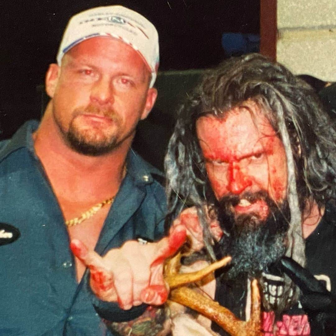 ロブ・ゾンビさんのインスタグラム写真 - (ロブ・ゾンビInstagram)「Dig this! Backstage at Ozzfest with Stone Cold @steveaustinbsr . For some reason the Zombie band were always bloody that summer. Spending all summer with the original @blacksabbath lineup was awesome. Were you there? #ozzfest99 #robzombie #stonecoldsteveaustin #blacksabbath #throwbackthursday #slayer #primus #deftones」10月22日 22時23分 - robzombieofficial