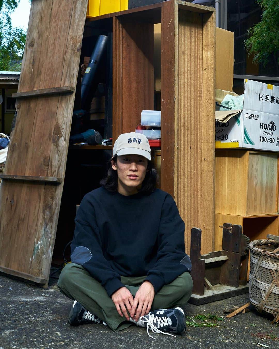 yukiのインスタグラム：「ちょっとひん曲がったGAPのキャップに エルボーパッチがあと付けされたUS企画のhanes sweat、エルボーパッチが全然エルボーの位置にこないのが良い。 履き込み過ぎて様相が古着のCIOTAのベイカーにネイビーに見えるnewbalance bk2  多くの人の反対を押し切って髪の毛を伸ばし続けます。」