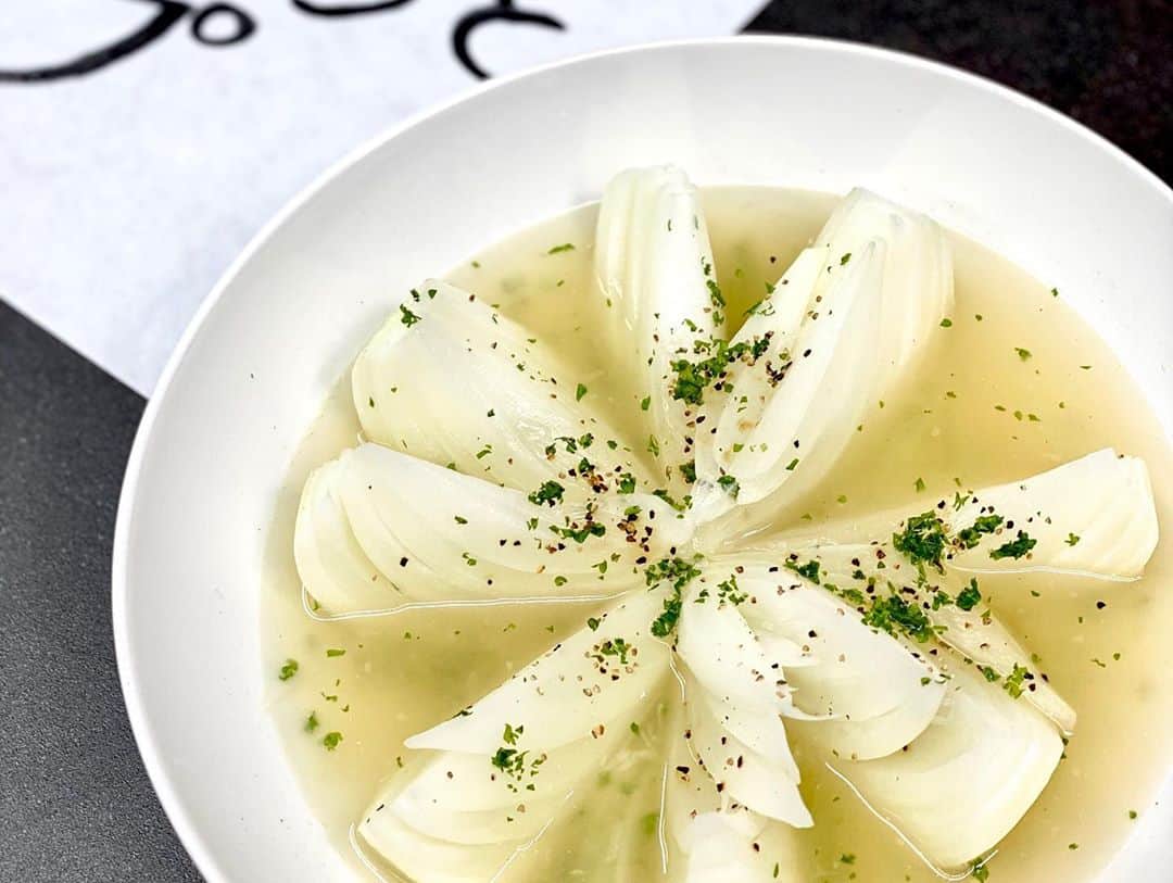 速水もこみちさんのインスタグラム写真 - (速水もこみちInstagram)「YouTube M’sTABLE  〈クイックメニュー〉 まるごとオニオンスープ 超簡単で美味い！ぜひ！  #youtube#mstable #cookinglover#kitchenlover#passion #foodpassion#foodlover#foodlove #cooking#recipe#dessert#sweets #レシピ#レパートリー#美味い#簡単レシピ#クイックメニュー#玉ねぎ#オニオンスープ#超簡単レシピ  #良い1日を #mocomichihayami#hayami #速水流#速水もこみち」10月22日 22時27分 - mocomichi_hayami