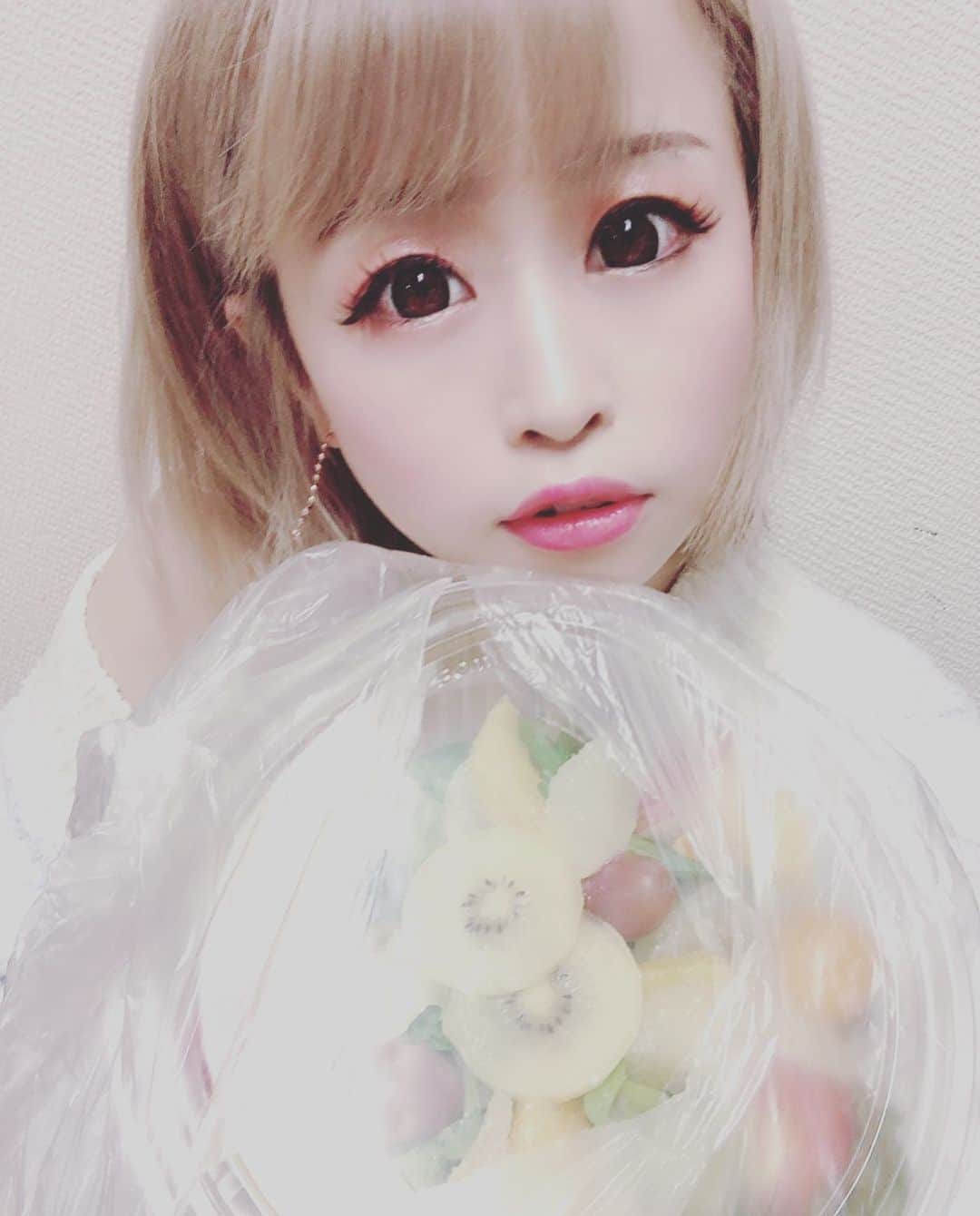 前田のののインスタグラム：「このフルーツサラダ だいすきなのっ 新宿ニューアートに のったらほぼ毎日たべてる☺️  本日もお越しくださった みなさんありがとうです✨ また明日もお待ちしてます⭐︎  #前田のの  #新宿ニューアート #ストリップ」