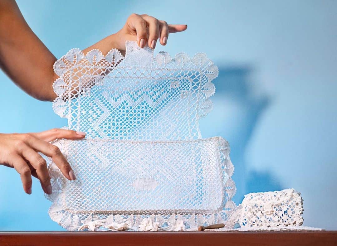 Fendiさんのインスタグラム写真 - (FendiInstagram)「With more than 100 hours of exquisite lacework required to create it, the #FendiHandinHand interpretation of the #FendiBaguette bag is a true masterpiece.  Once the bag is completed, the unlined lace is then starched using an ancient technique and left to dry on a wooden form for three days to create a lasting, rigid finish.」10月22日 22時28分 - fendi