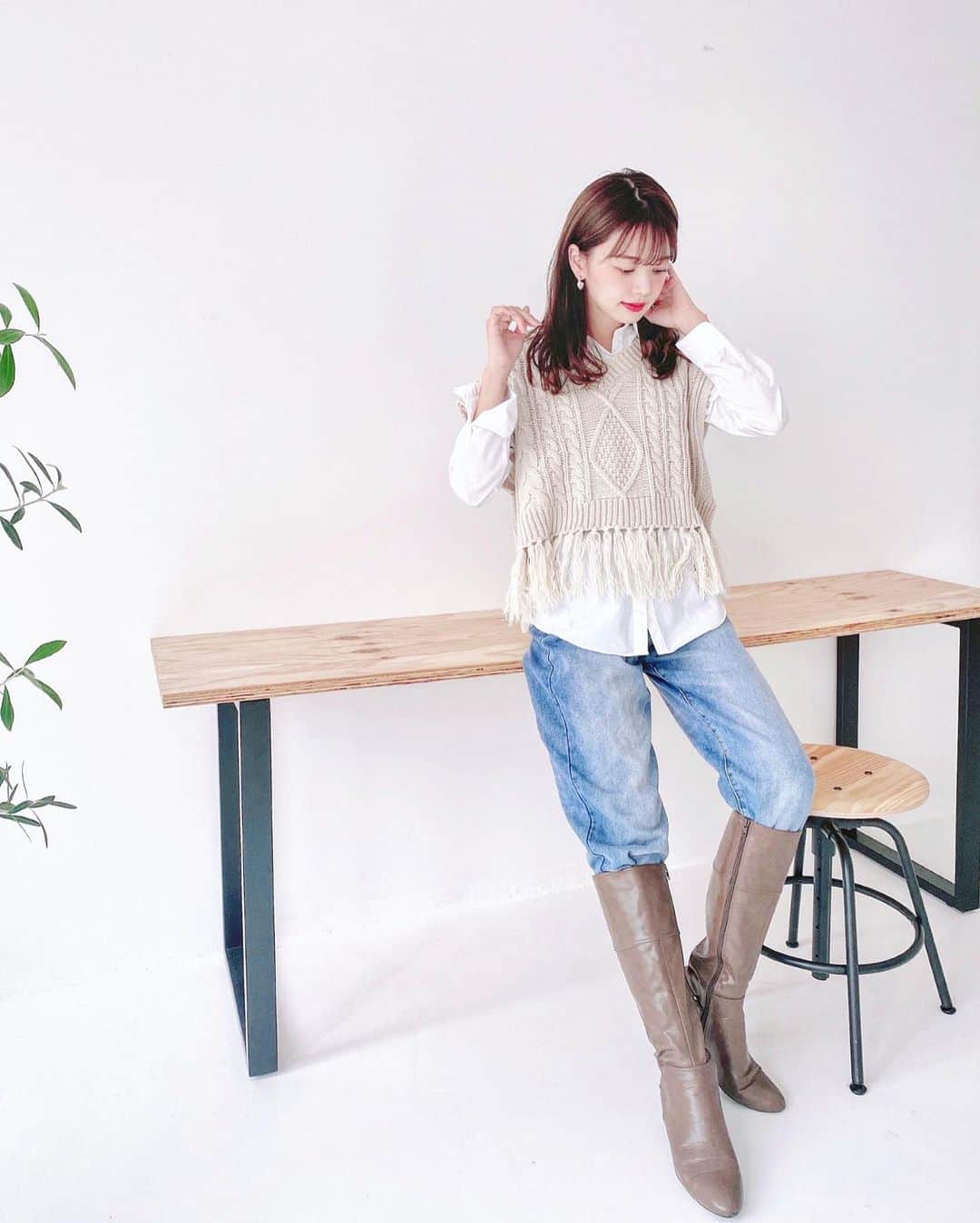 山崎春佳さんのインスタグラム写真 - (山崎春佳Instagram)「⛄️💙 . きょうのしふく。 ベストがほしいな〜💭と思っていたところ、 フリンジが今年っぽくてかわいいこちらのベストを 見つけたので即決しました✔️ . @mysaliina のだよ◎ お仕事の合間に撮ってもらったっ📷 . ベストっていろんな着方が楽しめるから コーディネート組むのたのしい٩(• • )۶ . #me #ootd #coordinate #mysaliina #mysaandliina #フリンジ#フリンジニットベスト #ニットベスト #プチプラ #秋服コーデ #ゆるニット #しふく #大人カジュアル #ロングブーツ」10月22日 22時29分 - haruka_yamazaki
