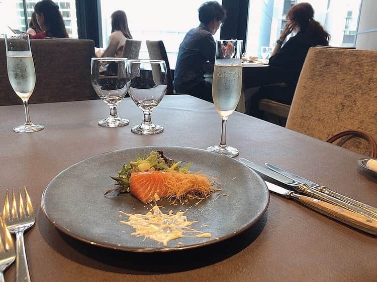 MAIさんのインスタグラム写真 - (MAIInstagram)「何もない日に贅沢、、、  サーモン、オマール海老、 ポーク... また食べたい🥺 #camera #coupeモデル  #東京サロンモデル  #ポートレート #ランチ #銀座ランチ #lunch #ロングヘア #ゆるまき  #センターパート #おしゃれ髪 #ダークブラウン　 #黒髪 #暗色 #艶髪 #かきあげ前髪  #黒ワンピ #艶肌  #作品撮り  #イルピノーロ銀座  #社会人 #銀座 #新橋 #サロモ #サロンモデル  #撮影依頼募集中」10月22日 22時31分 - maimaiphotogram