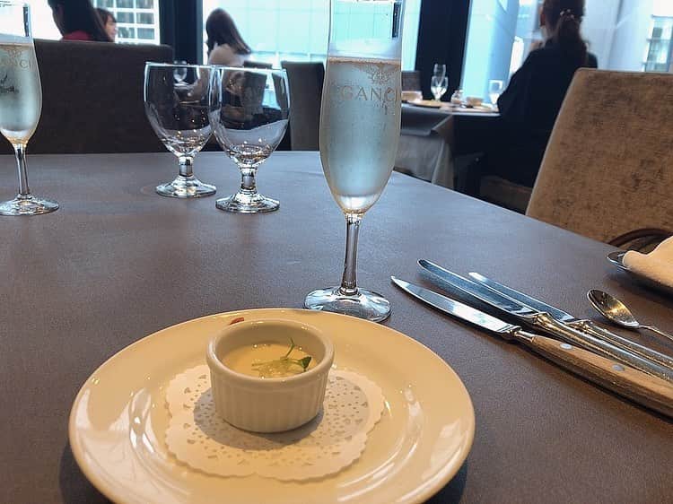 MAIさんのインスタグラム写真 - (MAIInstagram)「何もない日に贅沢、、、  サーモン、オマール海老、 ポーク... また食べたい🥺 #camera #coupeモデル  #東京サロンモデル  #ポートレート #ランチ #銀座ランチ #lunch #ロングヘア #ゆるまき  #センターパート #おしゃれ髪 #ダークブラウン　 #黒髪 #暗色 #艶髪 #かきあげ前髪  #黒ワンピ #艶肌  #作品撮り  #イルピノーロ銀座  #社会人 #銀座 #新橋 #サロモ #サロンモデル  #撮影依頼募集中」10月22日 22時31分 - maimaiphotogram
