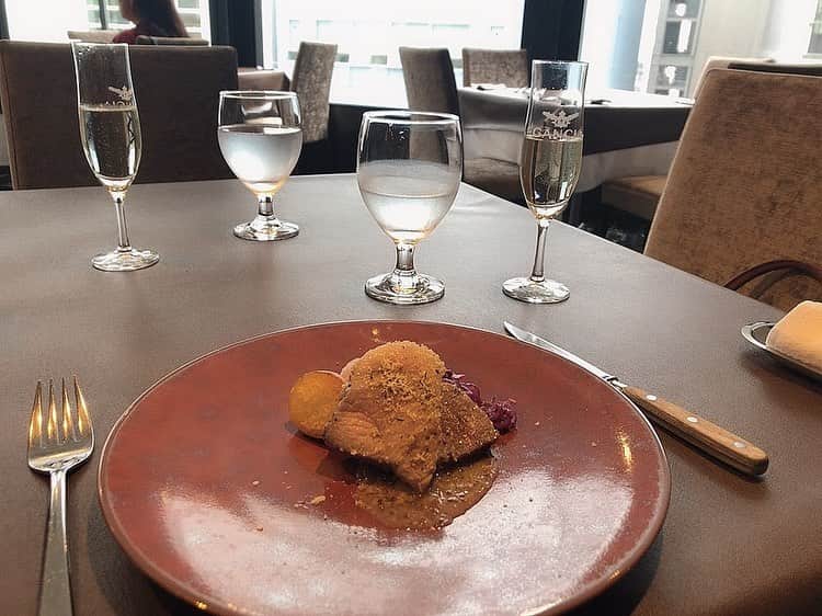 MAIさんのインスタグラム写真 - (MAIInstagram)「何もない日に贅沢、、、  サーモン、オマール海老、 ポーク... また食べたい🥺 #camera #coupeモデル  #東京サロンモデル  #ポートレート #ランチ #銀座ランチ #lunch #ロングヘア #ゆるまき  #センターパート #おしゃれ髪 #ダークブラウン　 #黒髪 #暗色 #艶髪 #かきあげ前髪  #黒ワンピ #艶肌  #作品撮り  #イルピノーロ銀座  #社会人 #銀座 #新橋 #サロモ #サロンモデル  #撮影依頼募集中」10月22日 22時31分 - maimaiphotogram